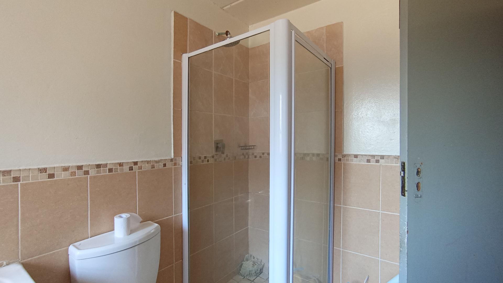 Bathroom 1 - 6 square meters of property in Aeroton