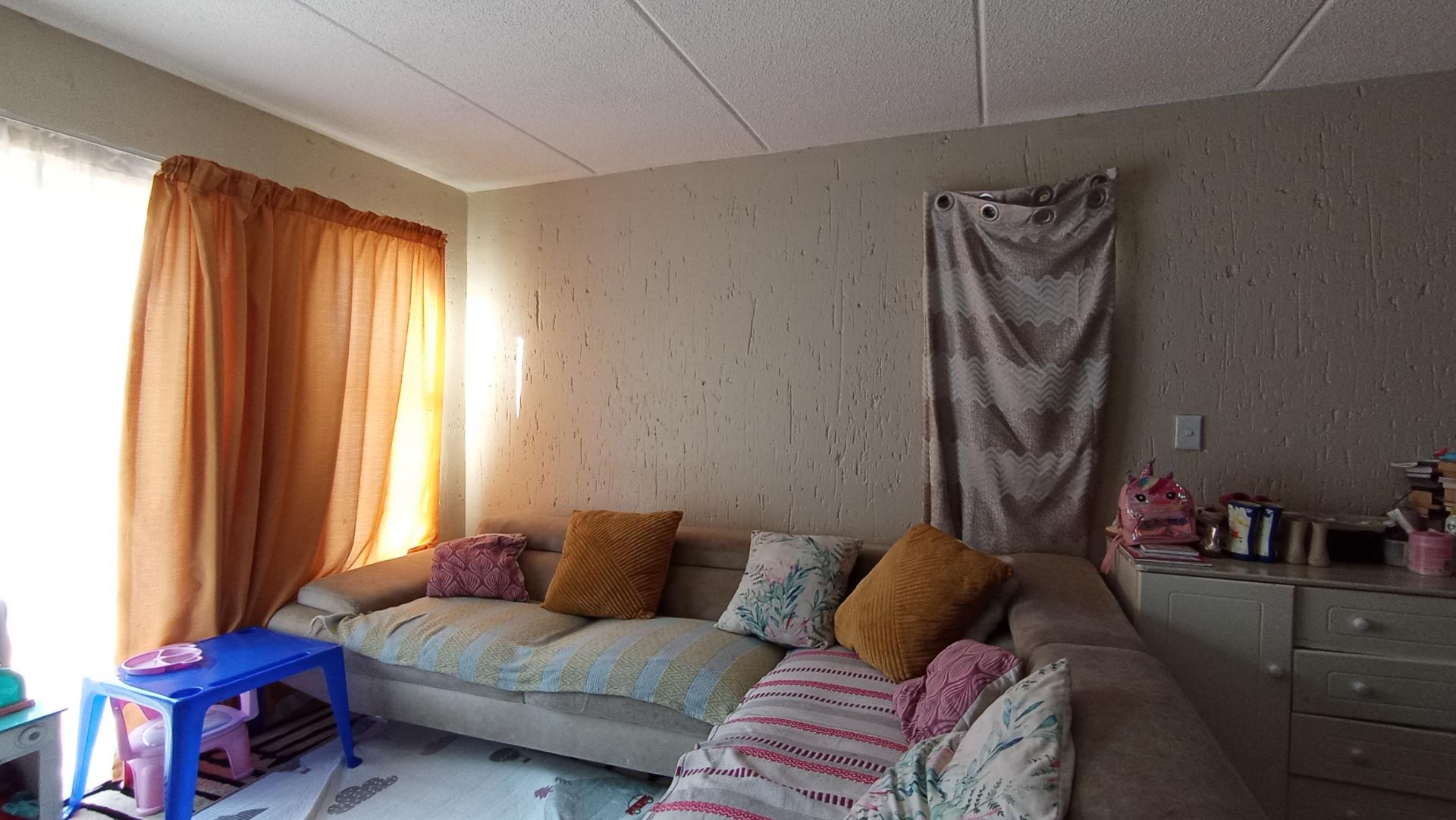 Lounges - 13 square meters of property in Aeroton