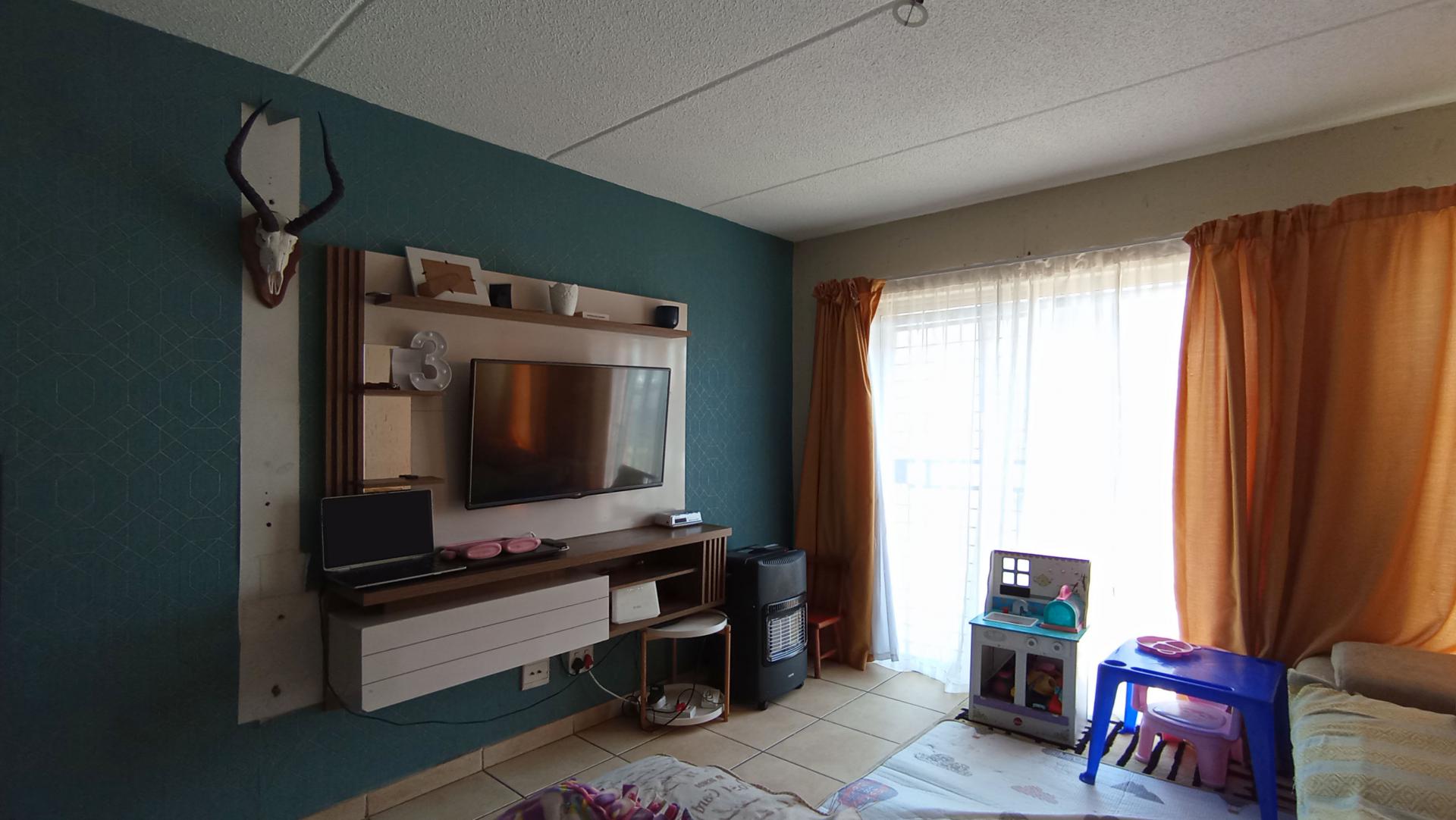 Lounges - 13 square meters of property in Aeroton