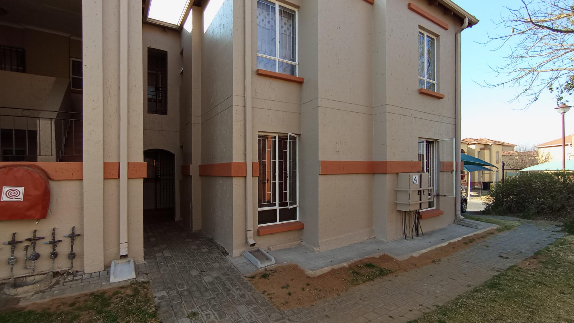 Front View of property in Aeroton