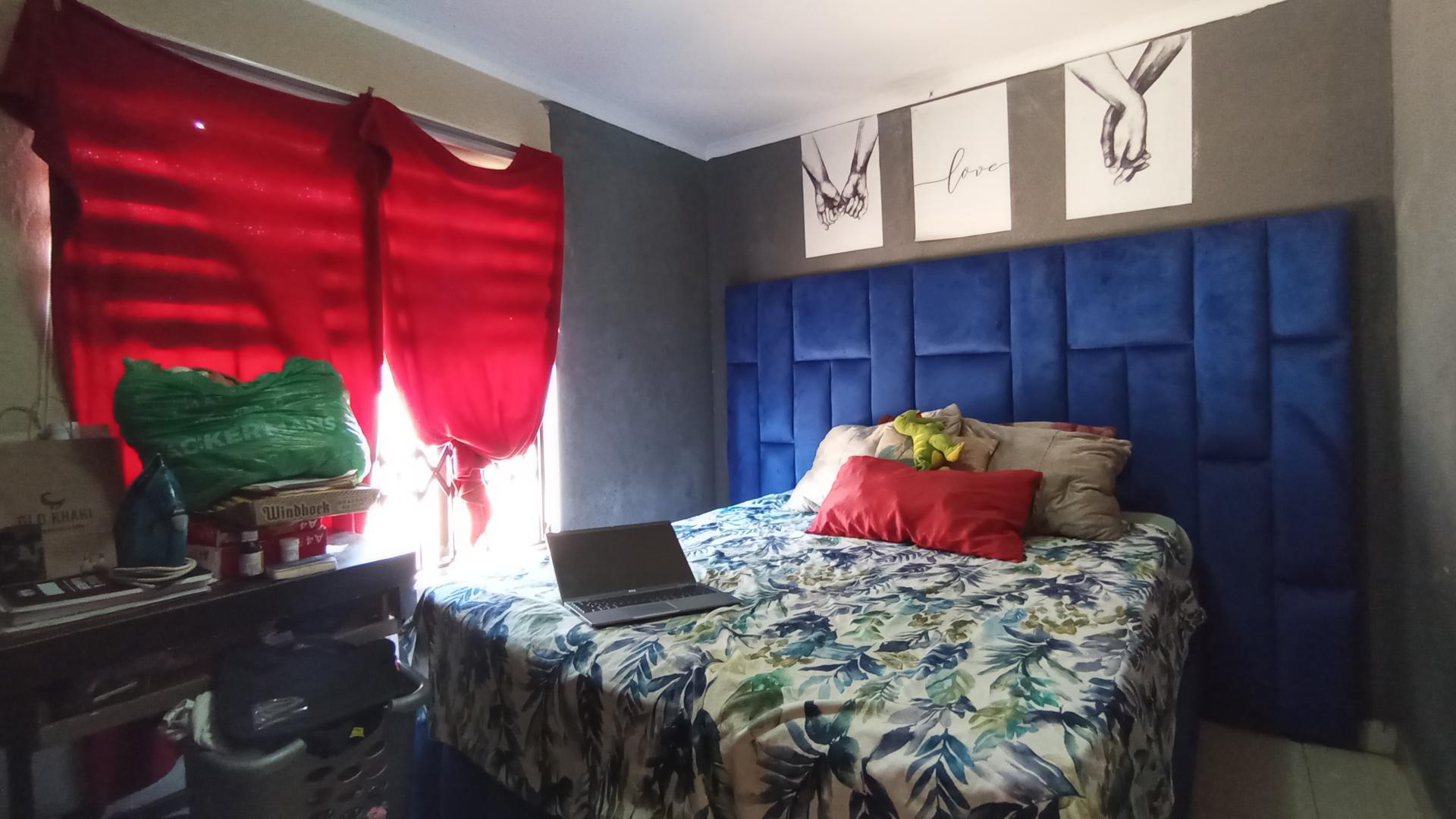 Bed Room 1 - 18 square meters of property in Soshanguve East