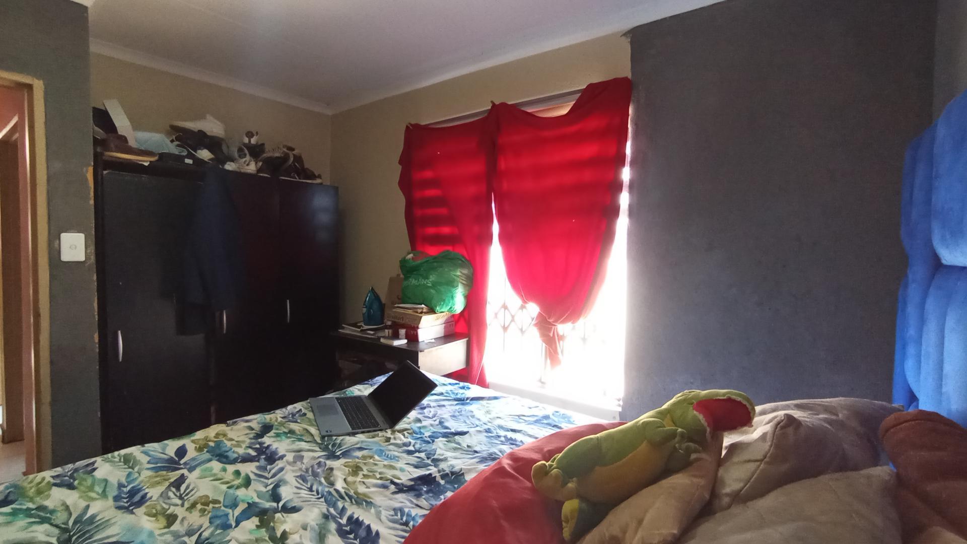 Bed Room 1 - 18 square meters of property in Soshanguve East