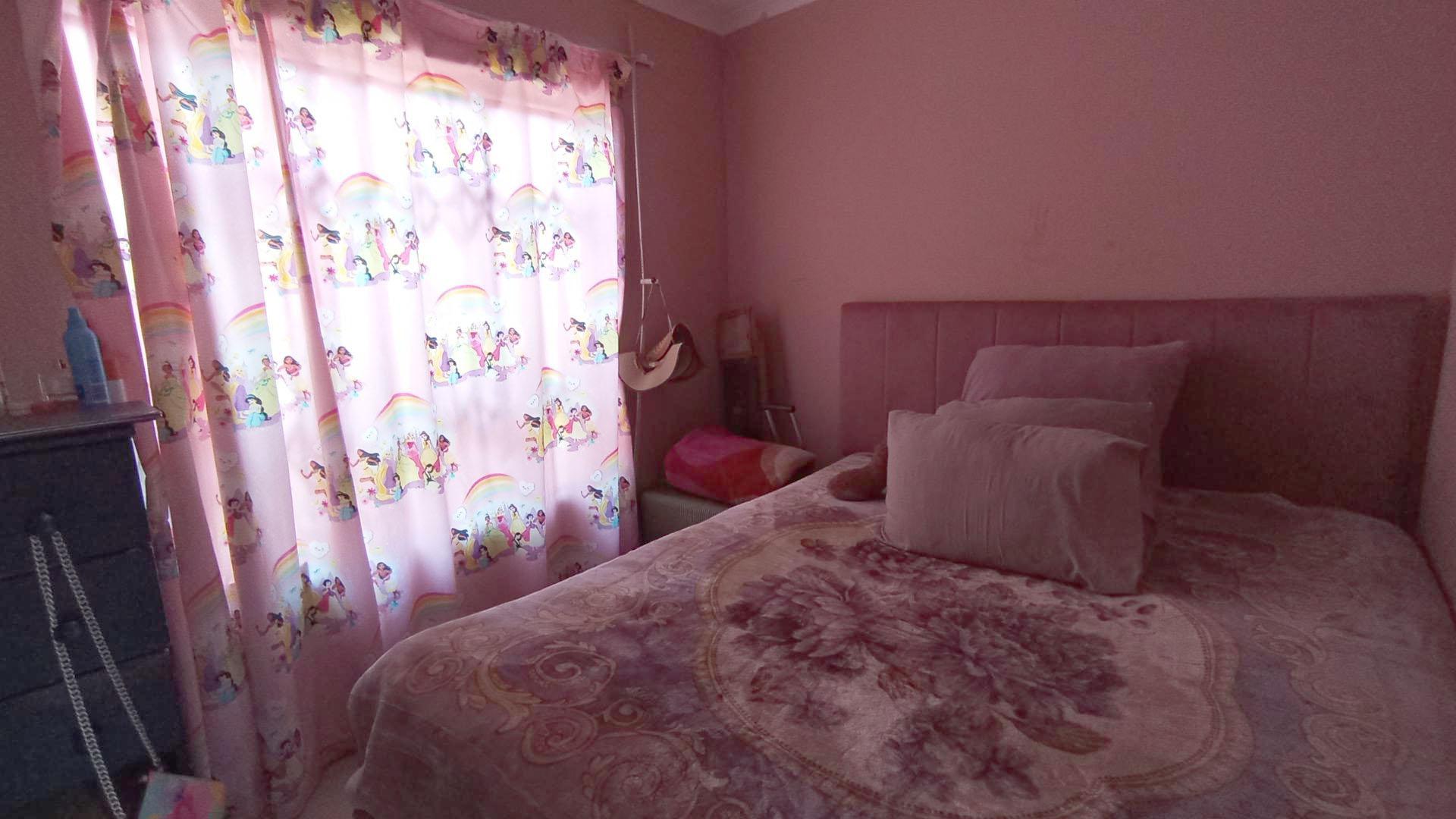 Bed Room 3 - 13 square meters of property in Soshanguve East