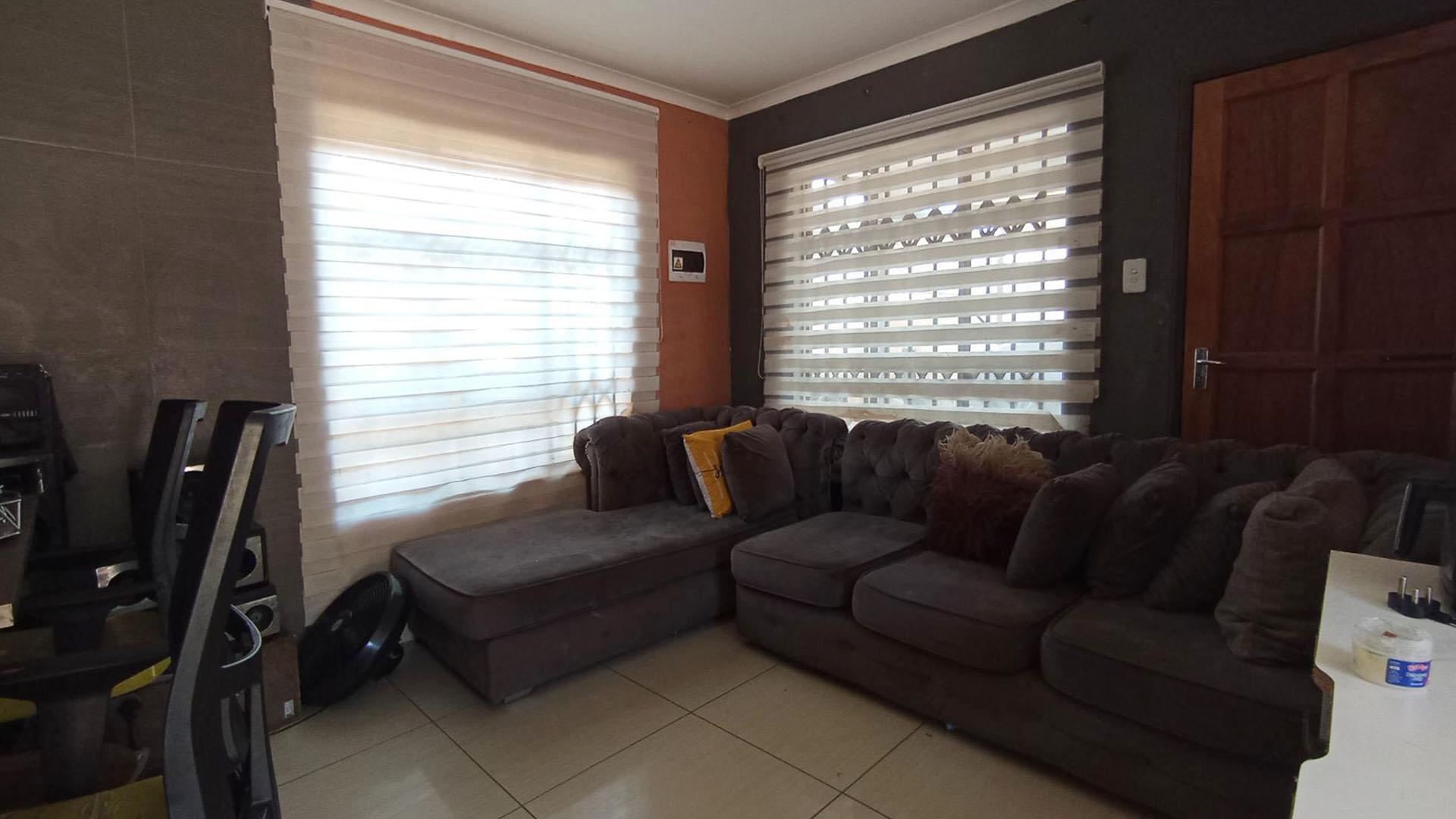 Lounges - 12 square meters of property in Soshanguve East