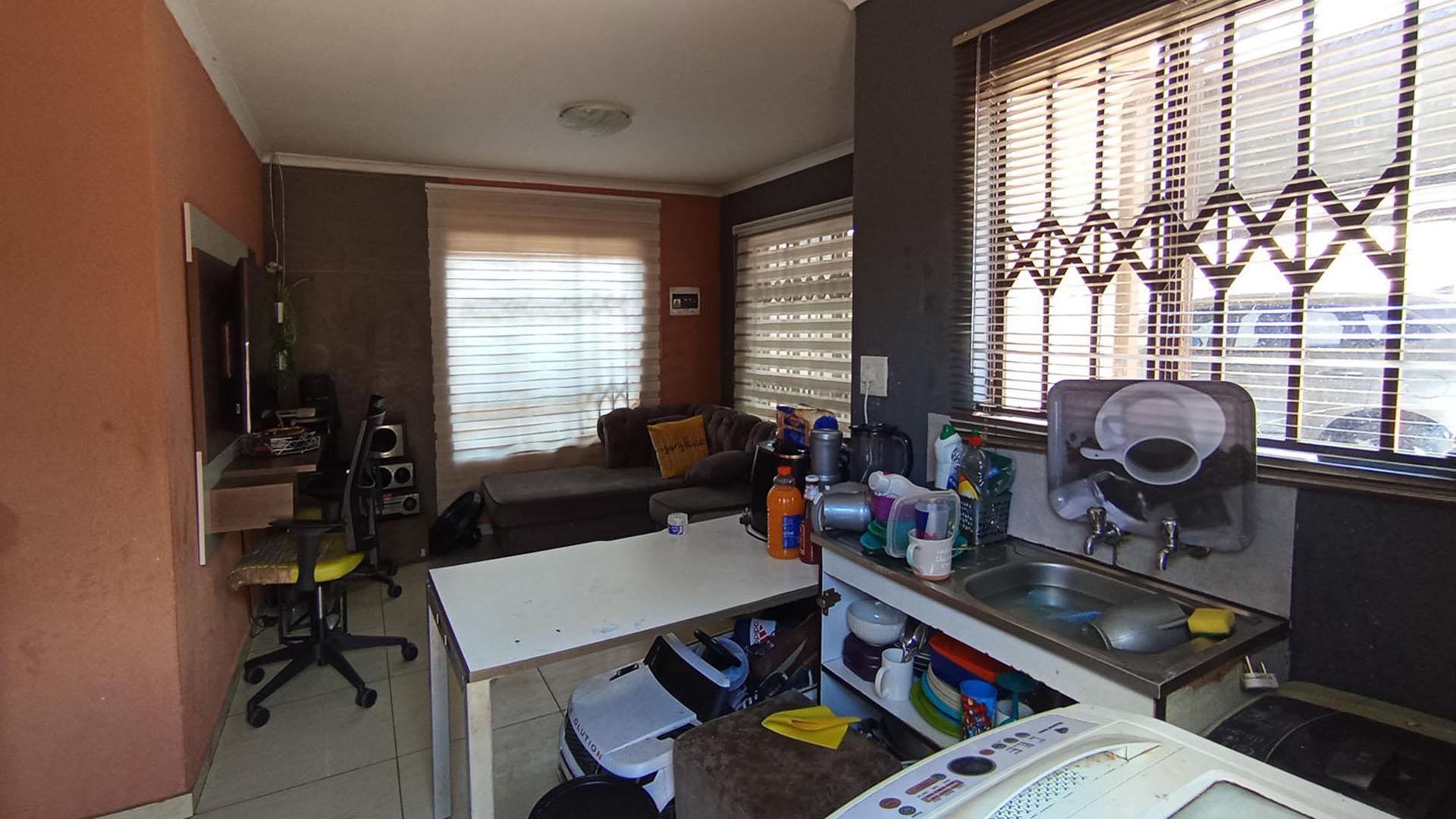 Kitchen - 8 square meters of property in Soshanguve East