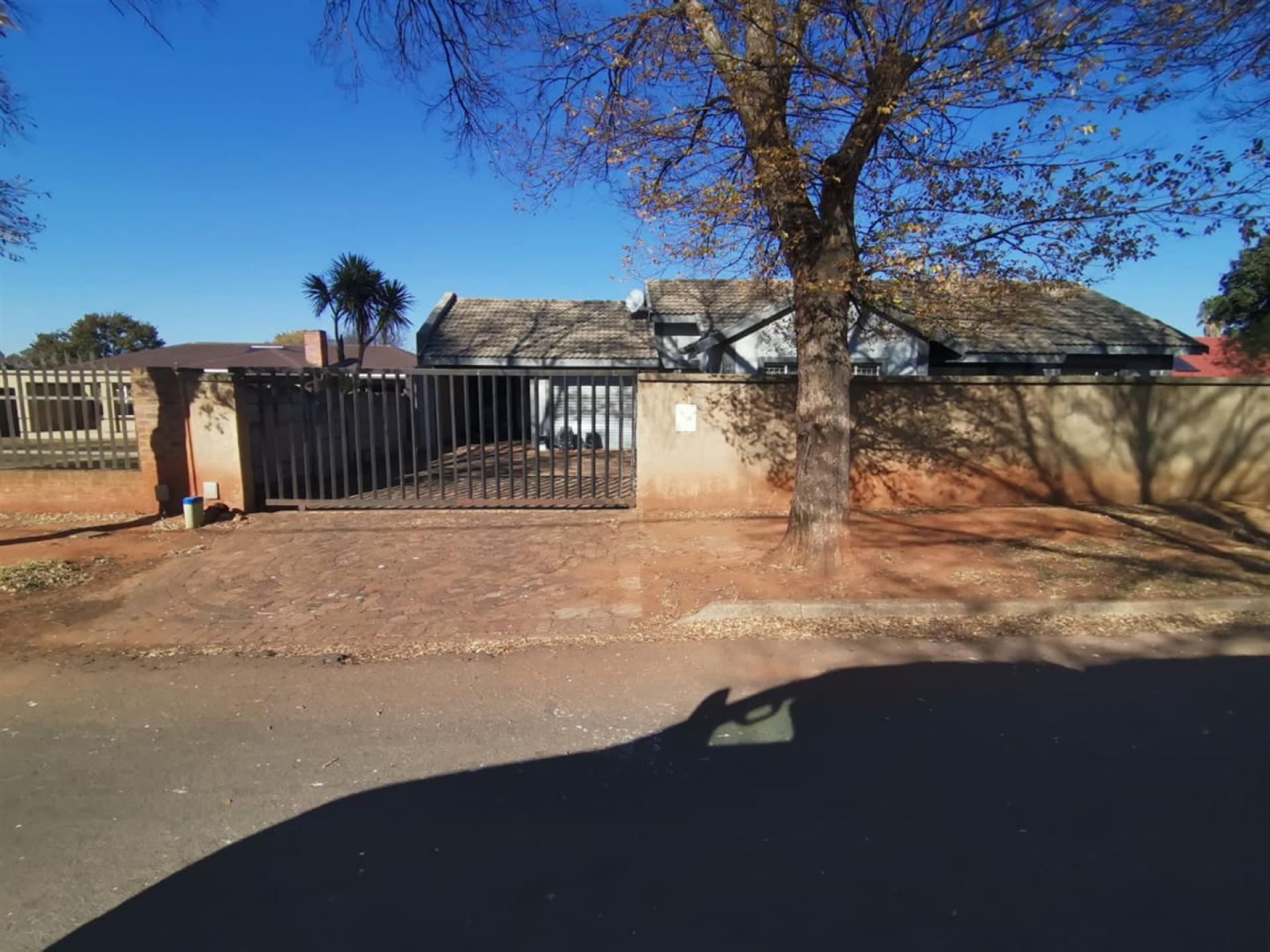 Front View of property in Casseldale