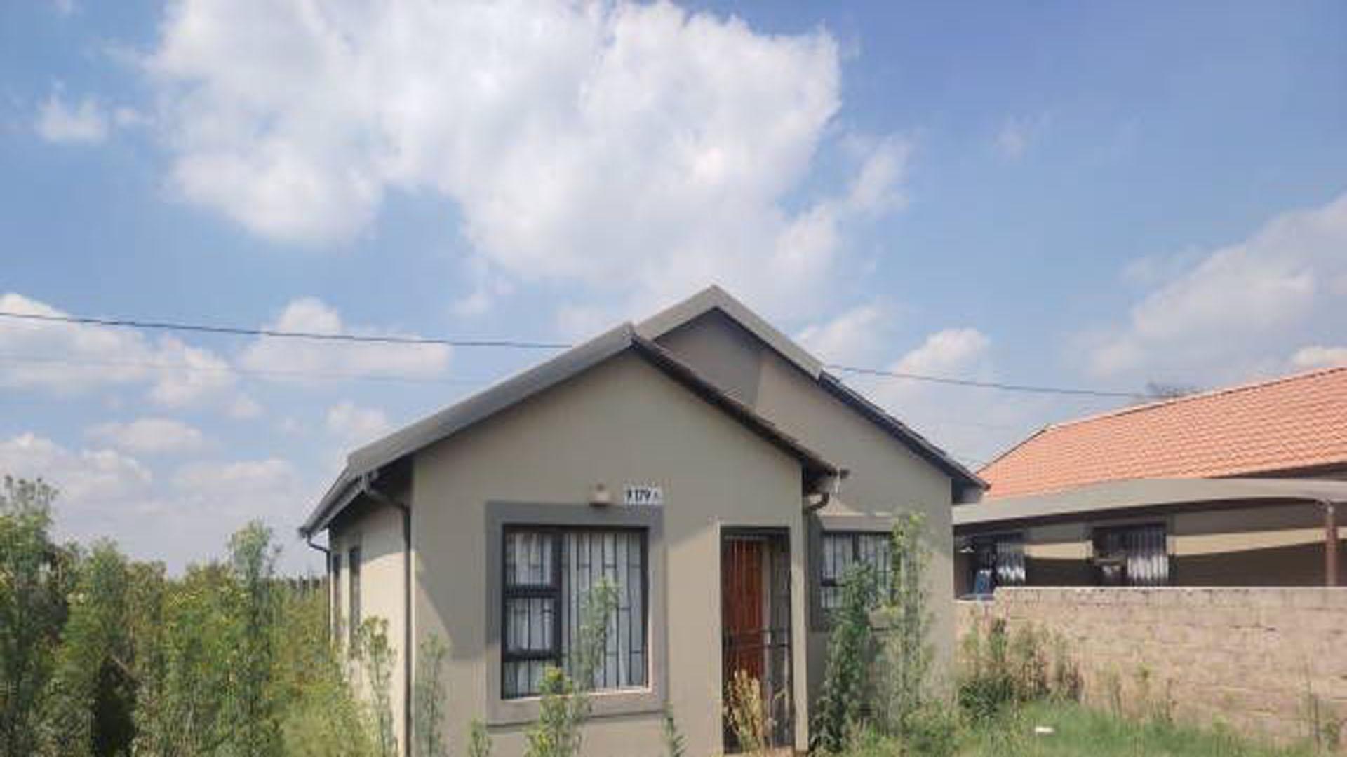 Front View of property in Kwa-Guqa
