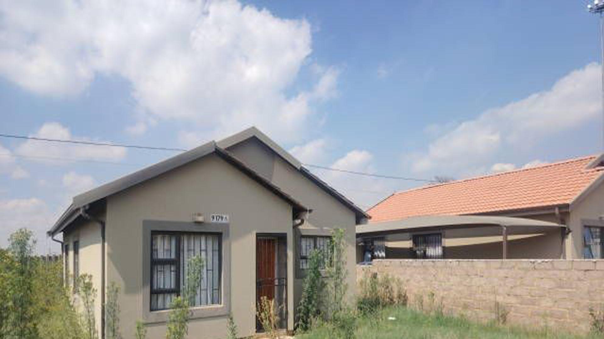 Front View of property in Kwa-Guqa