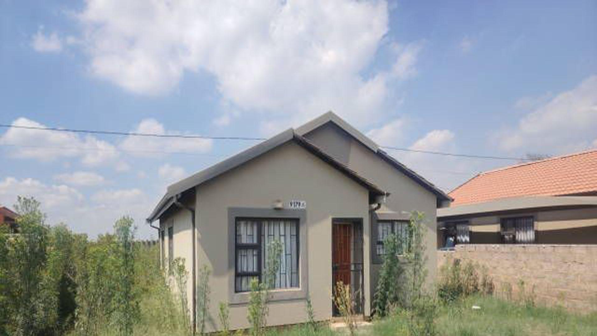 Front View of property in Kwa-Guqa