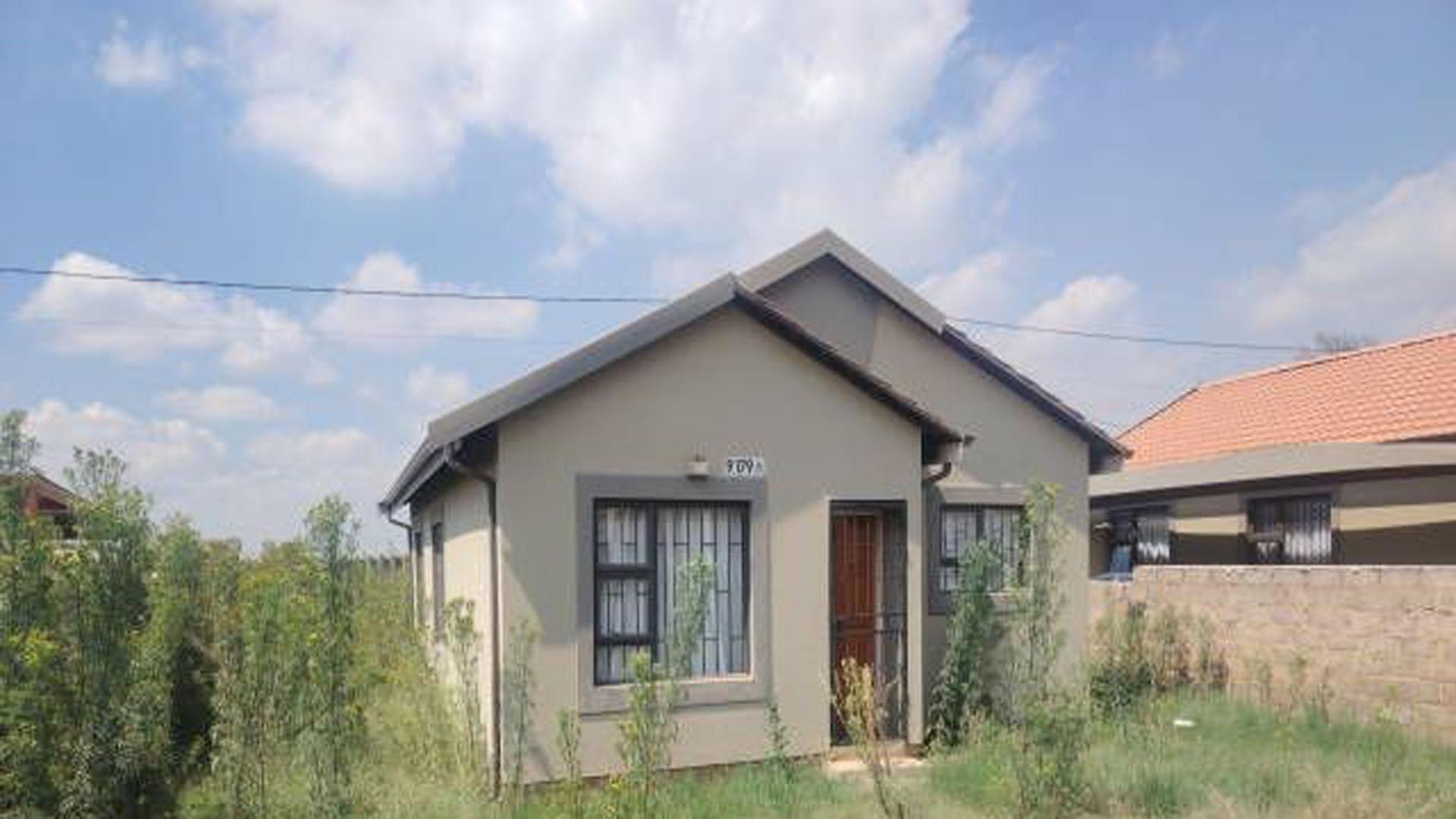 Front View of property in Kwa-Guqa