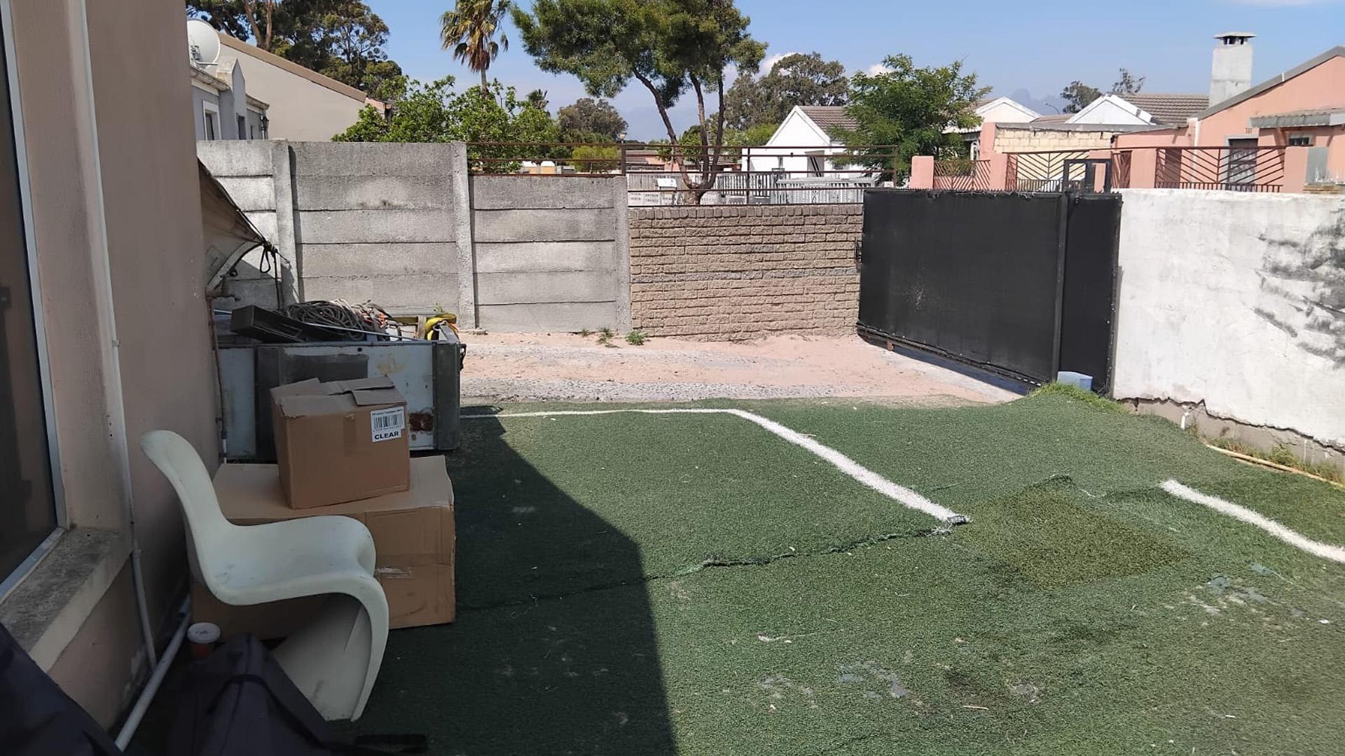 Spaces of property in Blue Downs