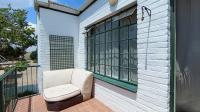 Balcony - 10 square meters of property in Bryanston