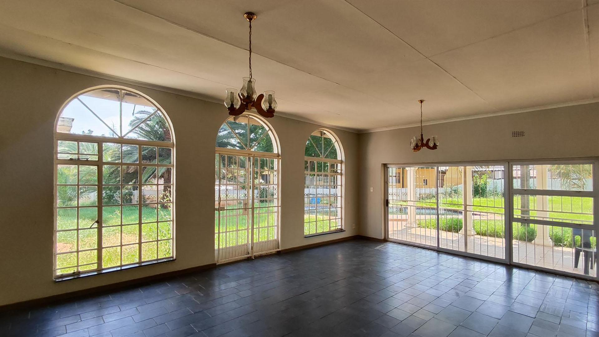 Lounges - 39 square meters of property in Hazeldene