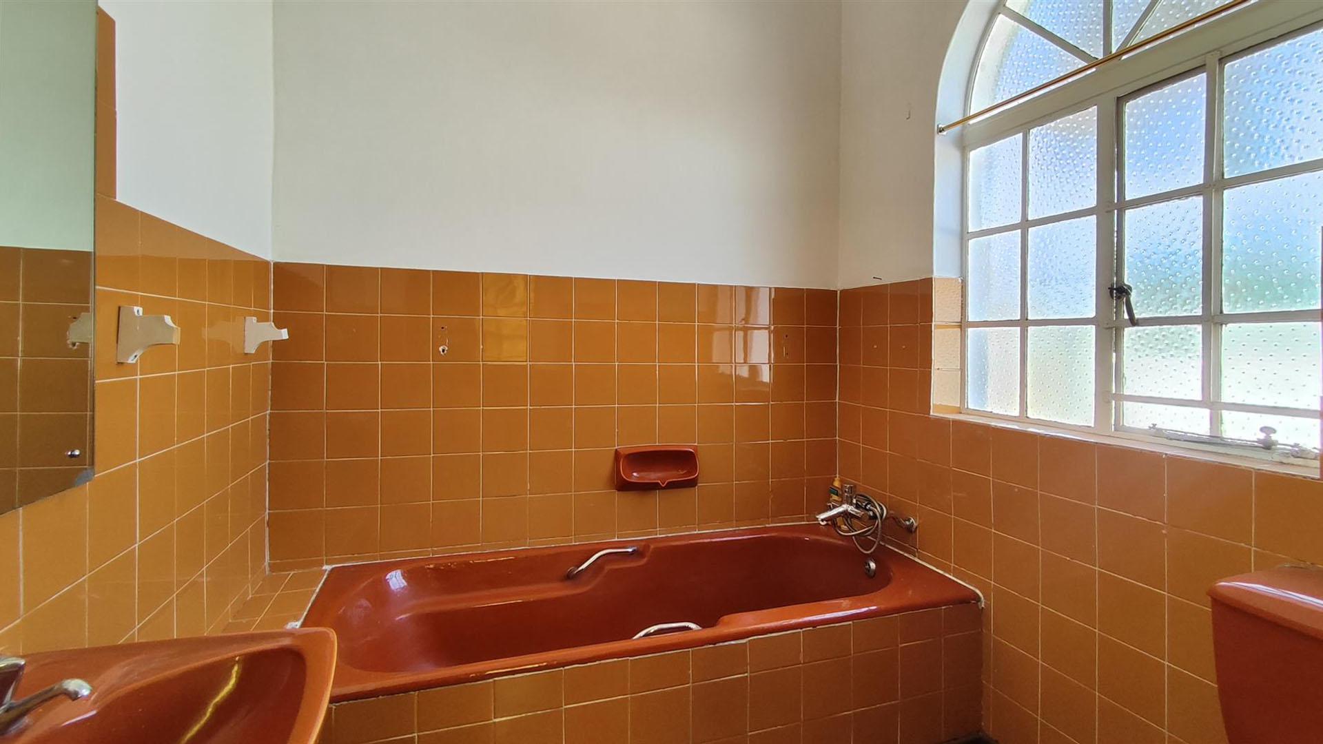 Bathroom 1 - 3 square meters of property in Hazeldene