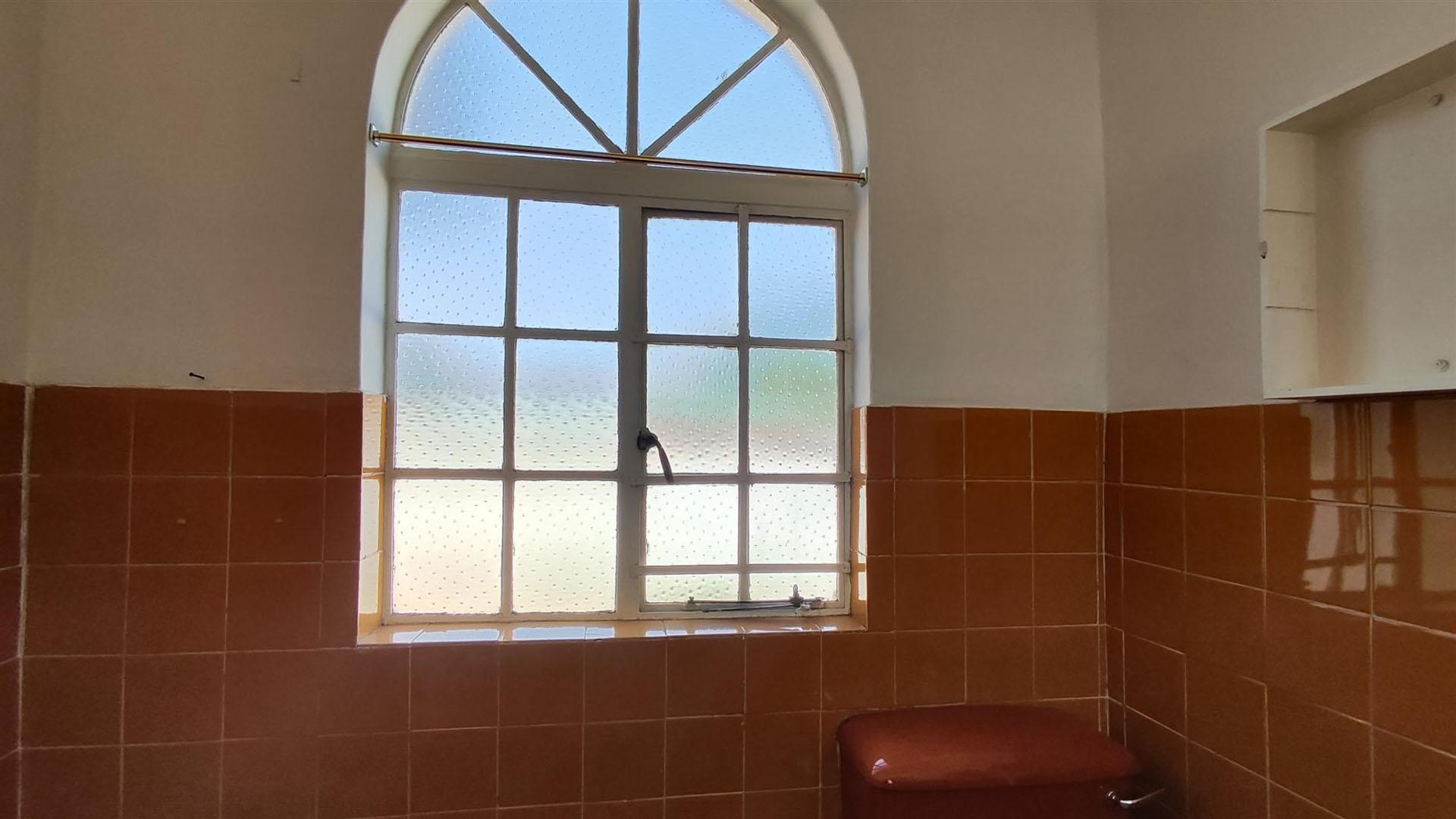 Bathroom 1 - 3 square meters of property in Hazeldene