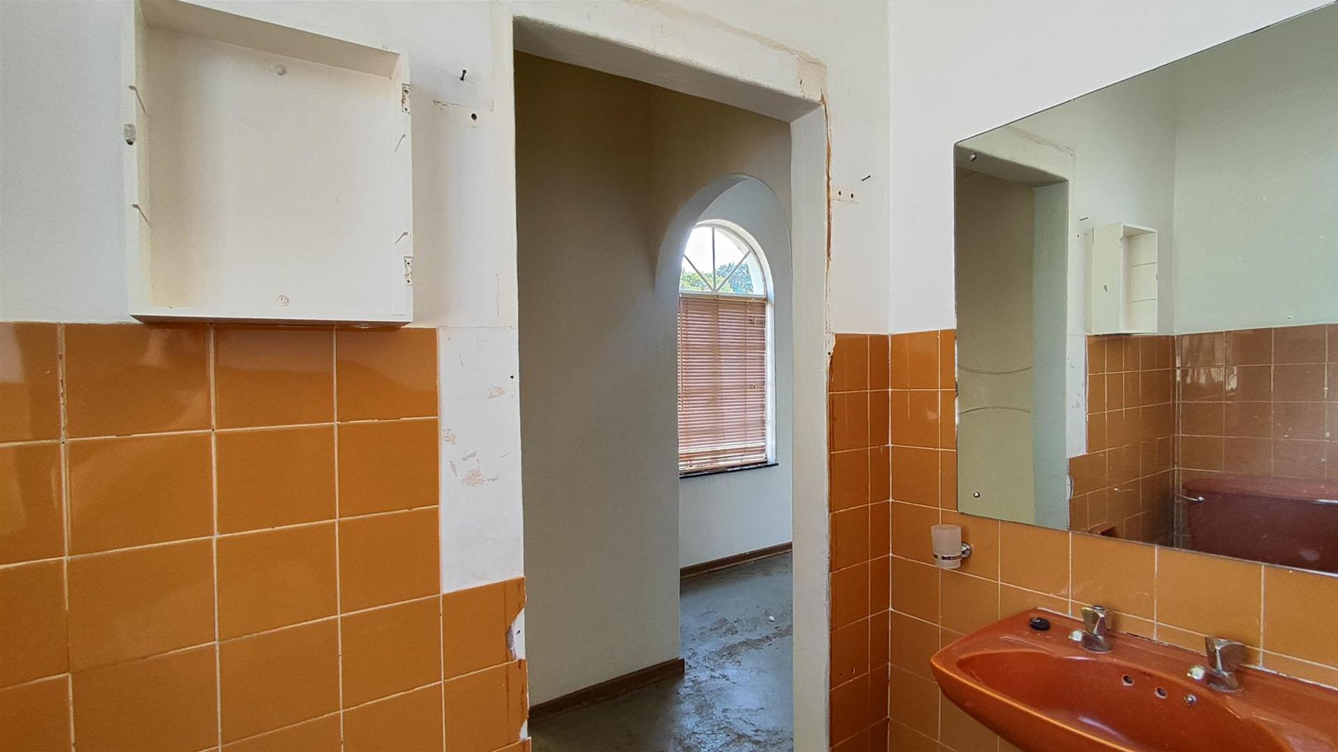 Bathroom 1 - 3 square meters of property in Hazeldene