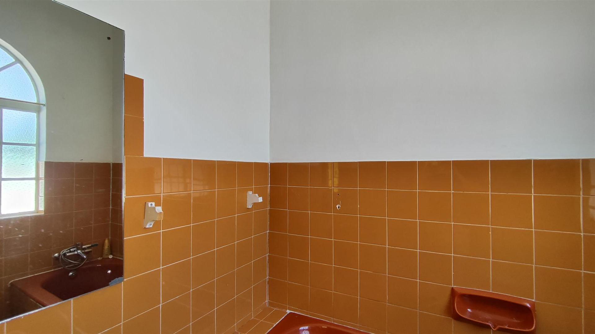 Bathroom 1 - 3 square meters of property in Hazeldene