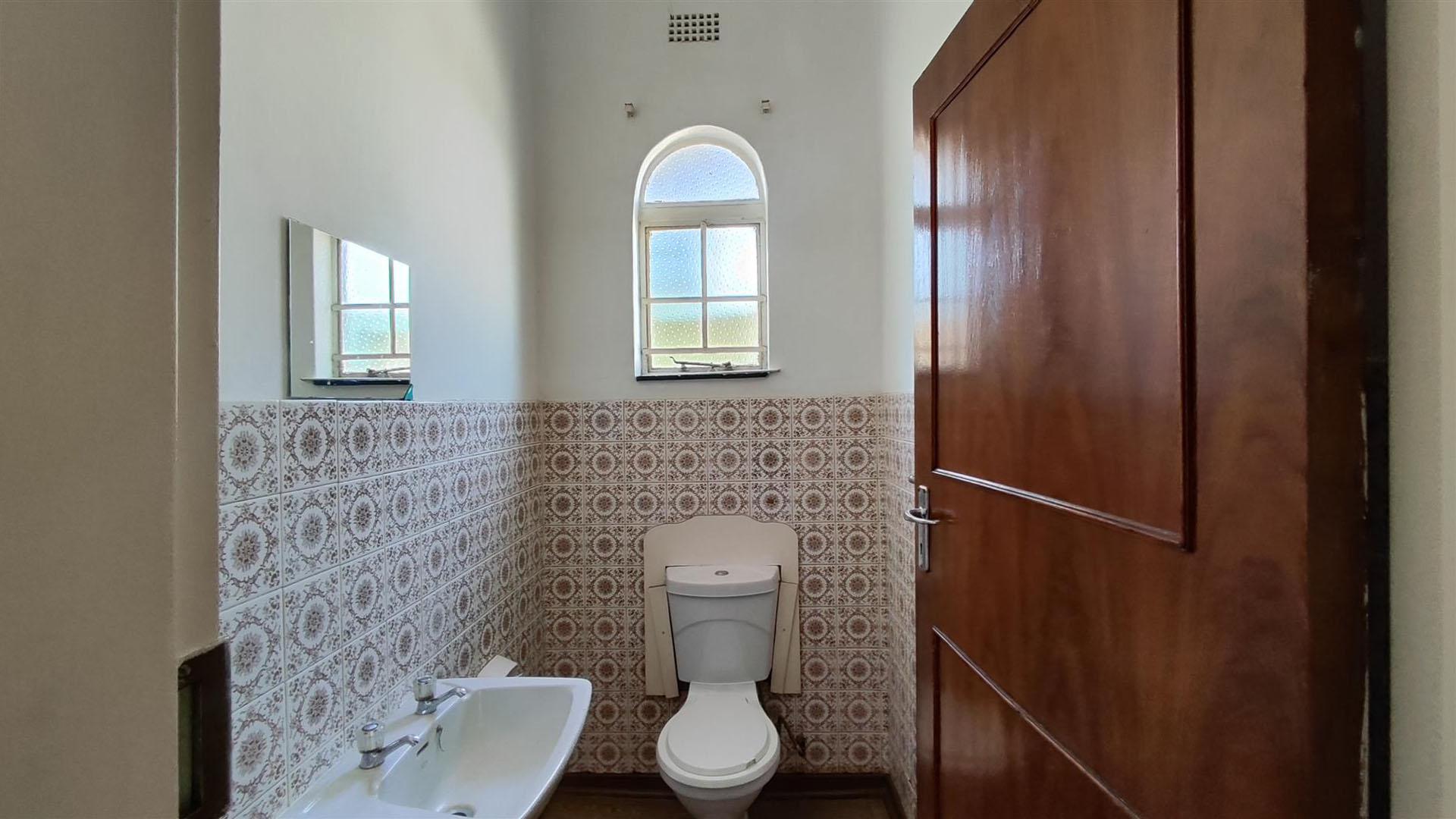 Bathroom 3+ - 9 square meters of property in Hazeldene