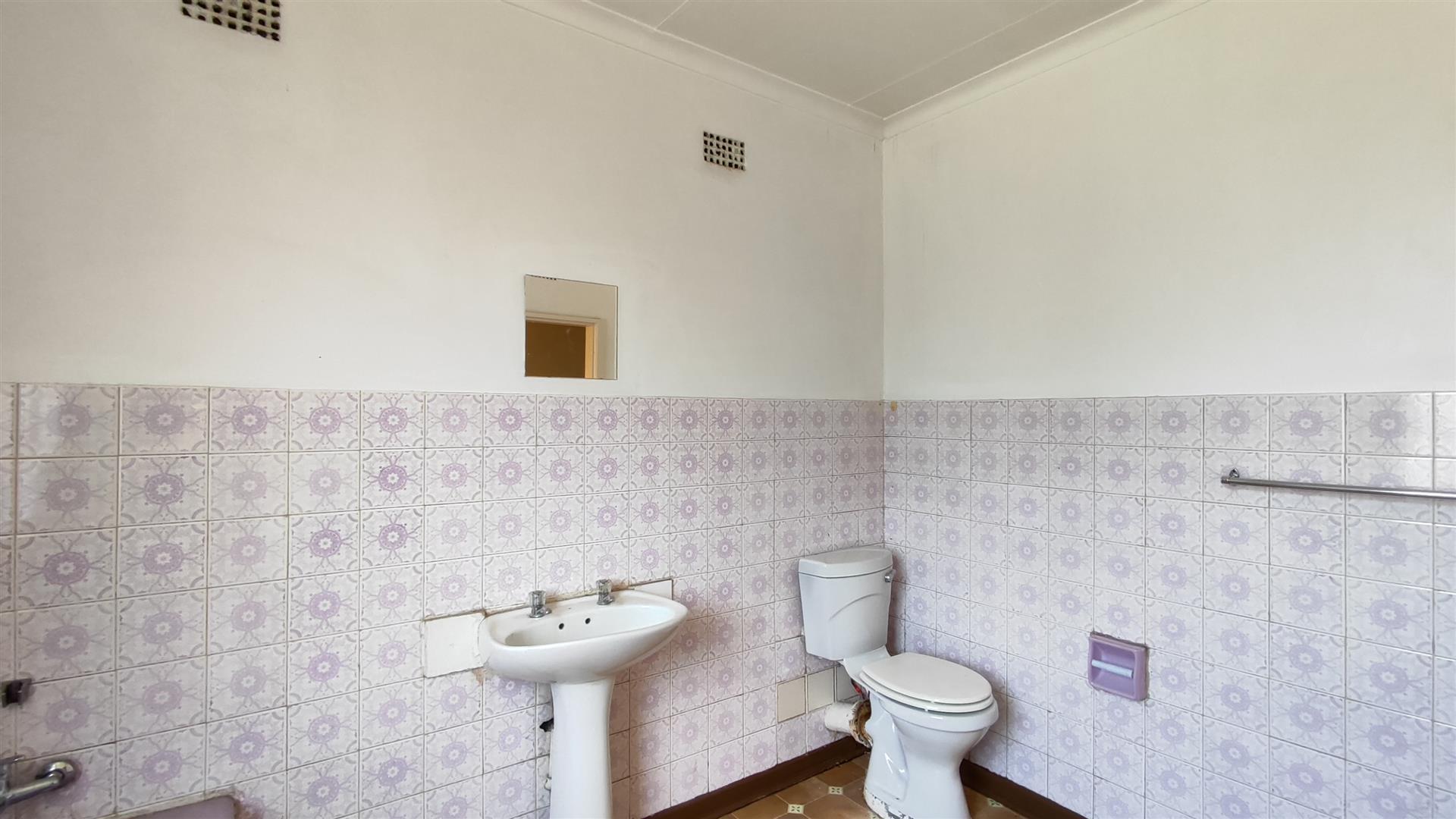 Bathroom 3+ - 9 square meters of property in Hazeldene