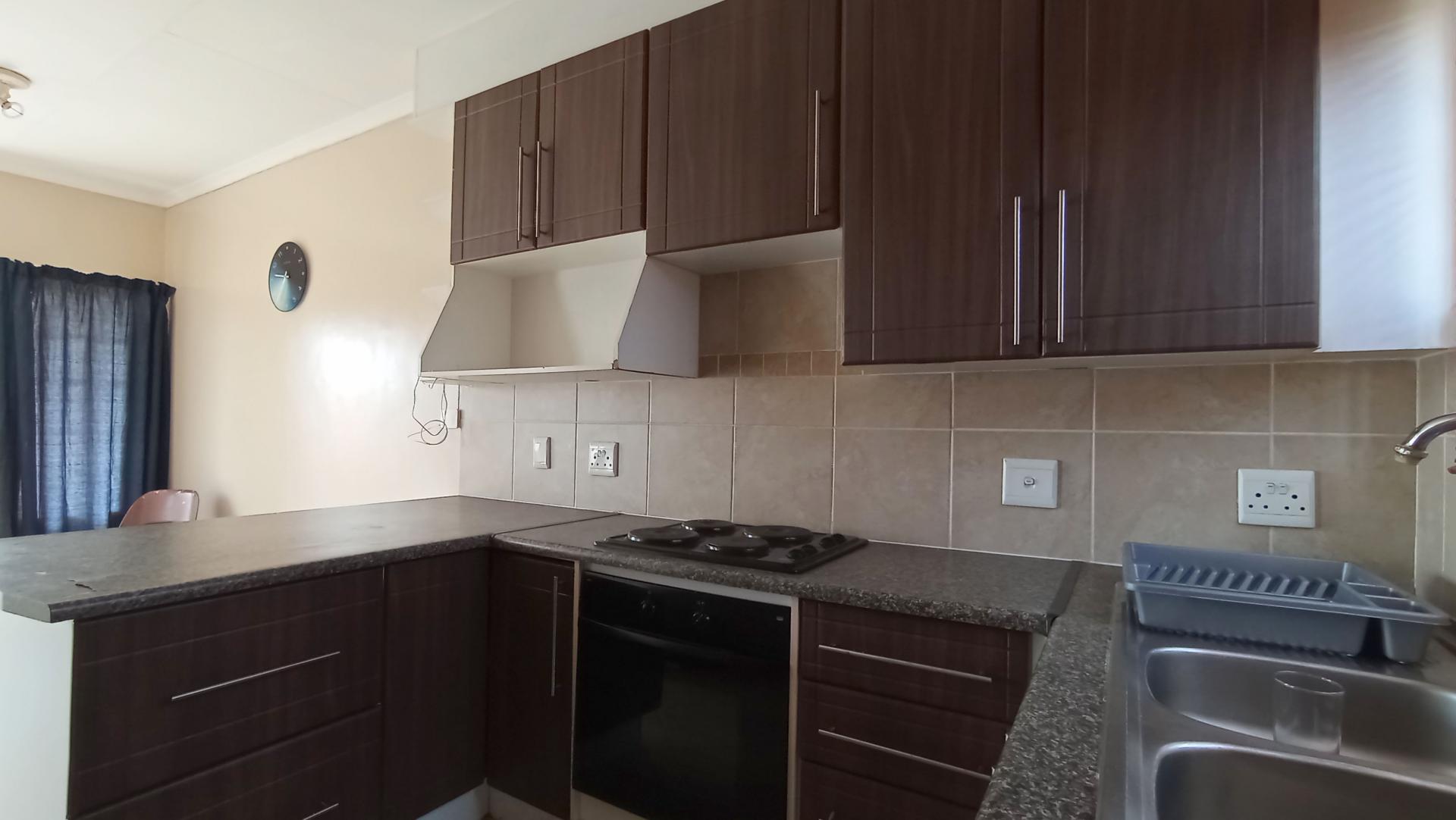 Kitchen - 10 square meters of property in Mooikloof Ridge
