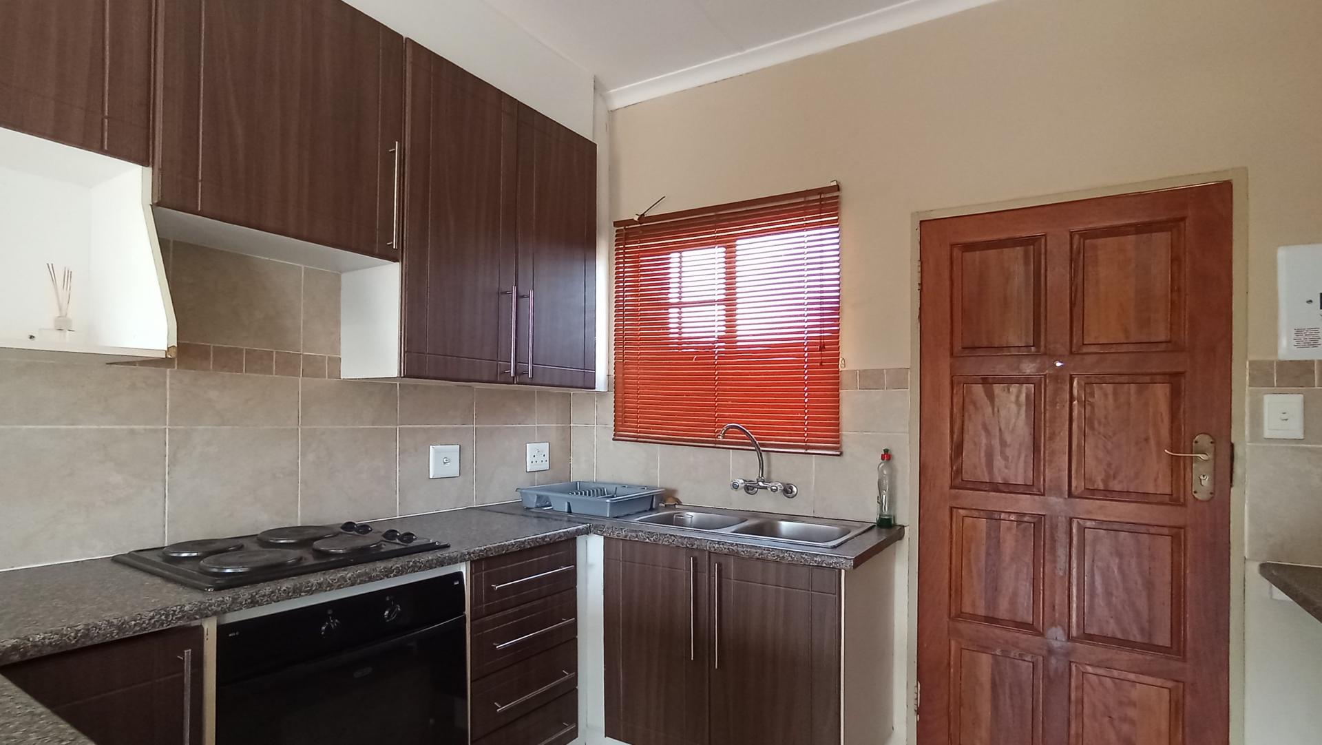 Kitchen - 10 square meters of property in Mooikloof Ridge