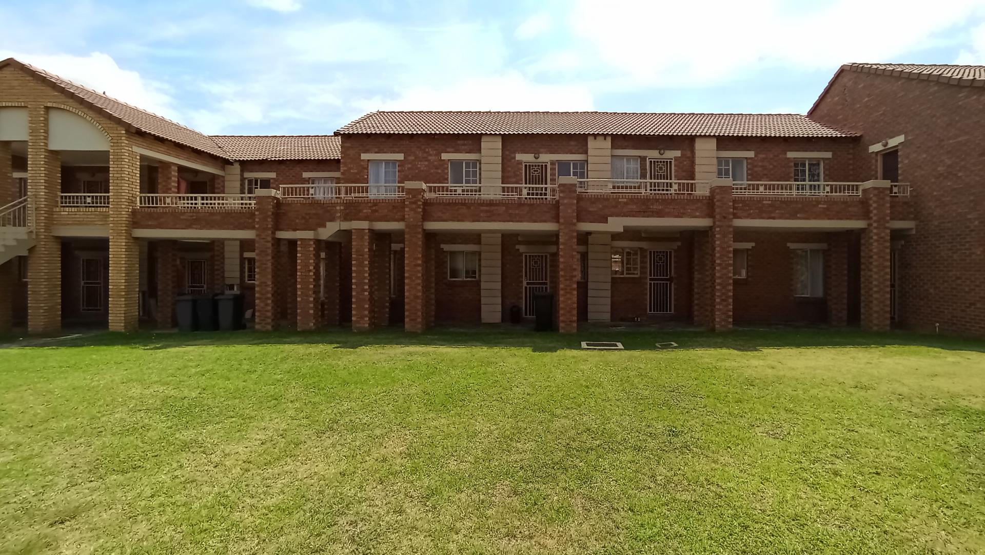 Front View of property in Mooikloof Ridge