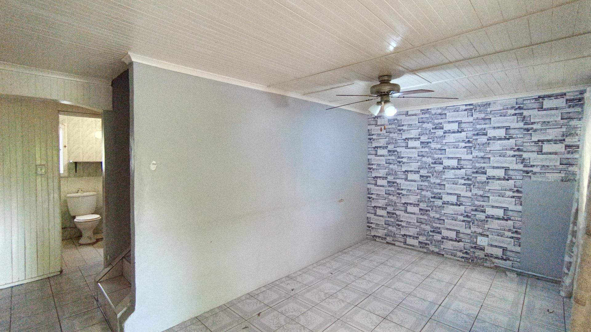 Lounges - 18 square meters of property in Newlands East