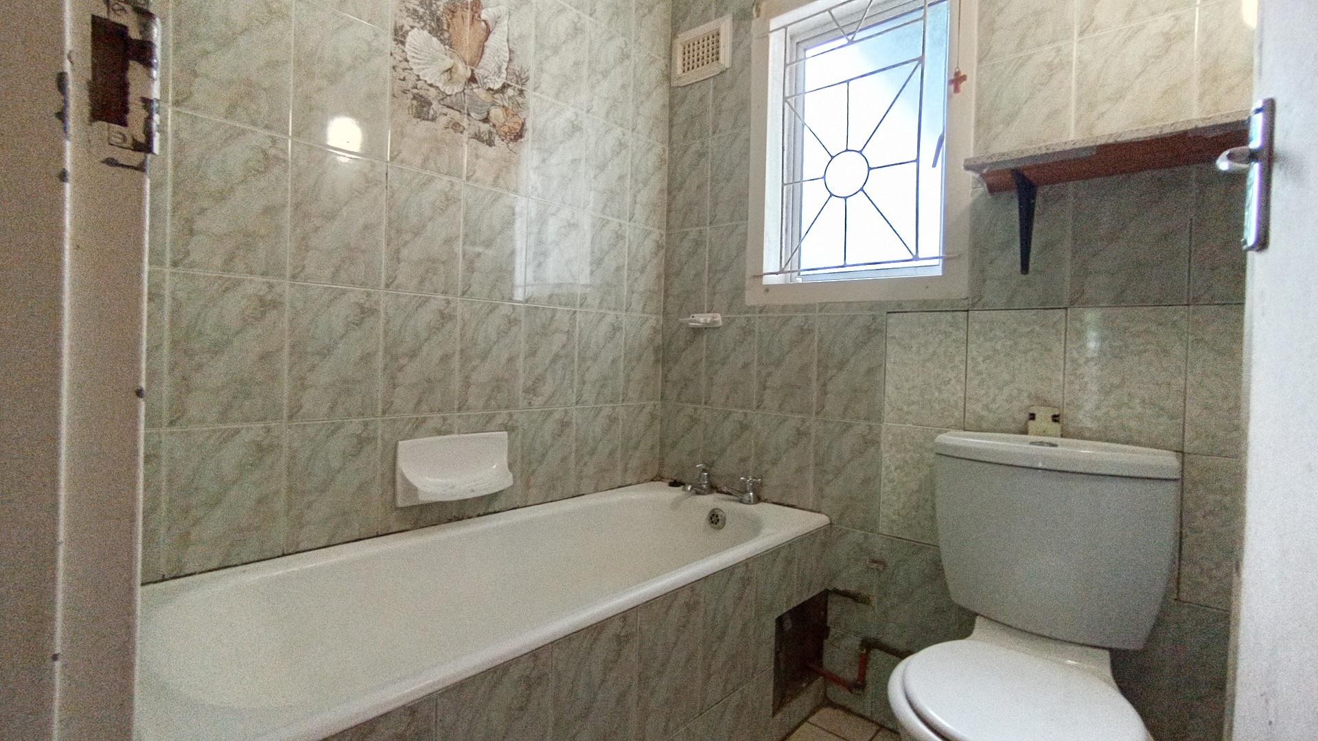 Bathroom 1 - 4 square meters of property in Newlands East