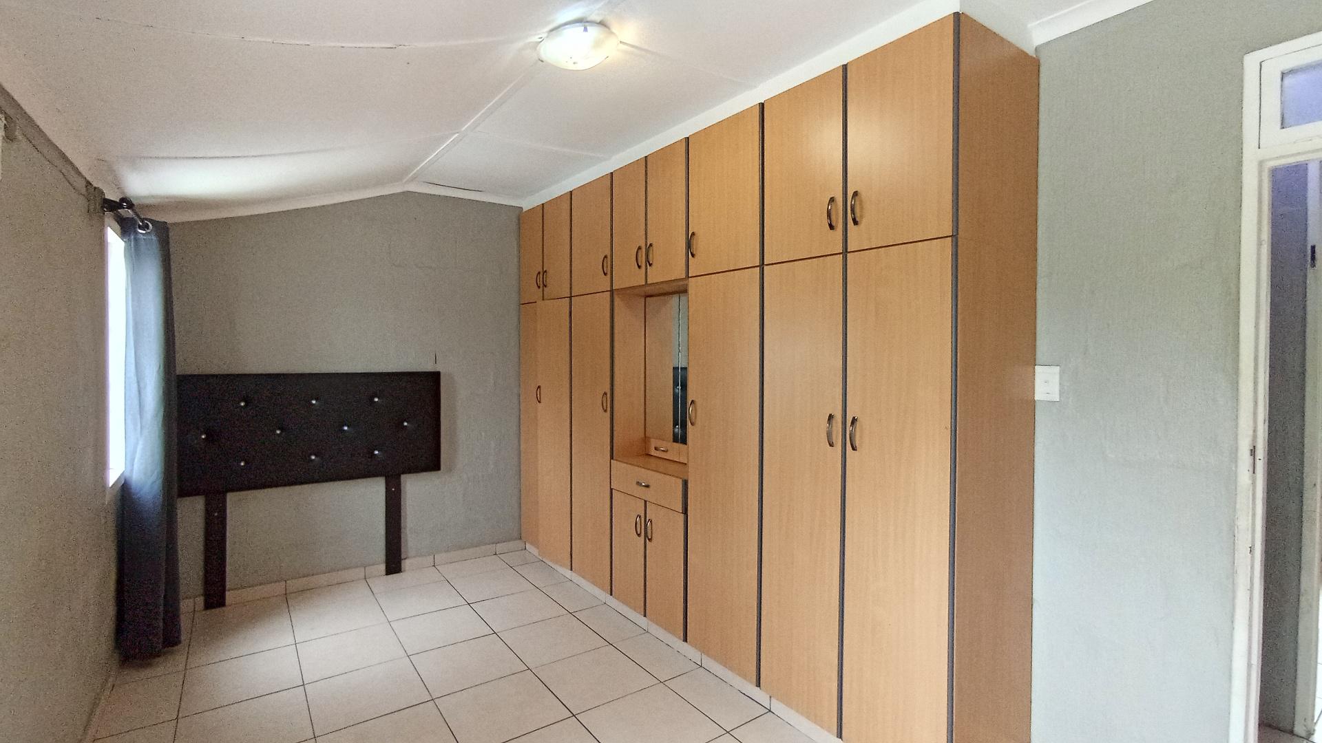 Bed Room 2 - 17 square meters of property in Newlands East