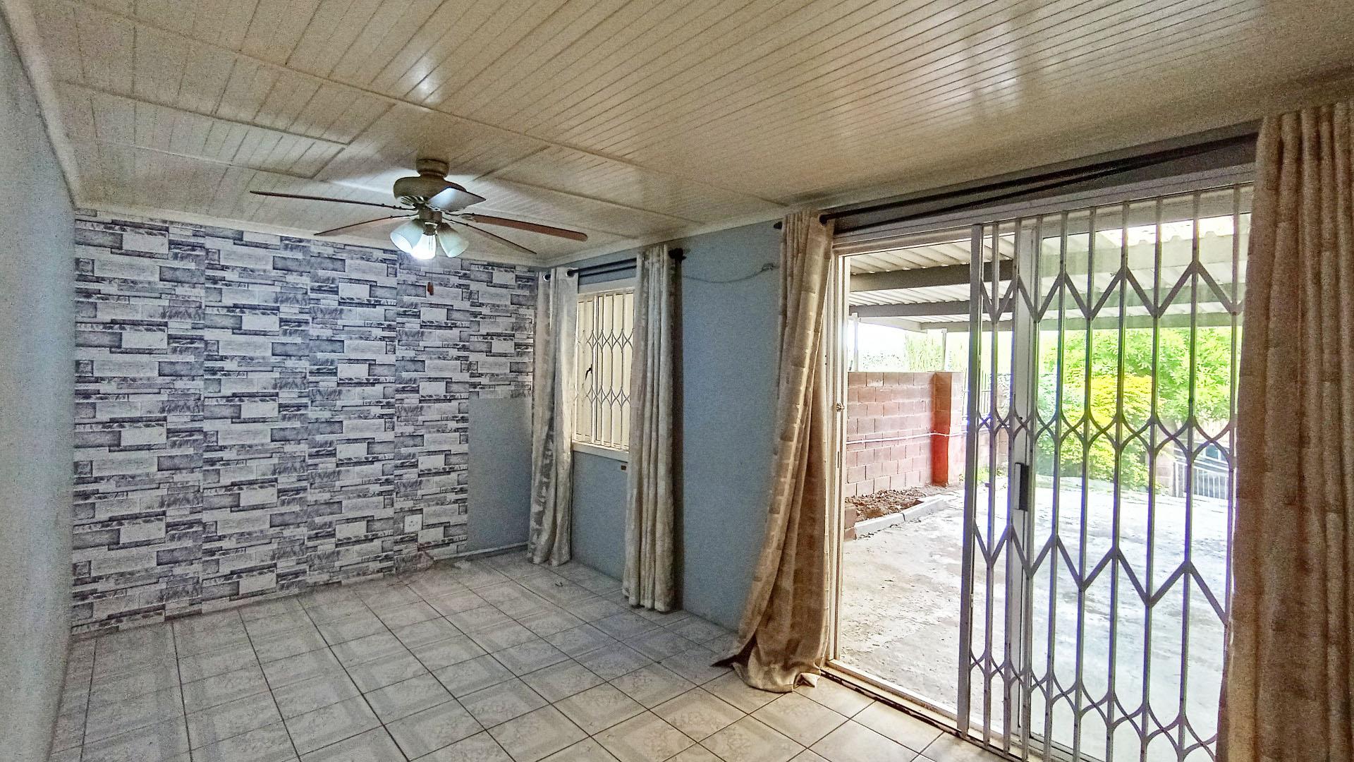 Lounges - 18 square meters of property in Newlands East