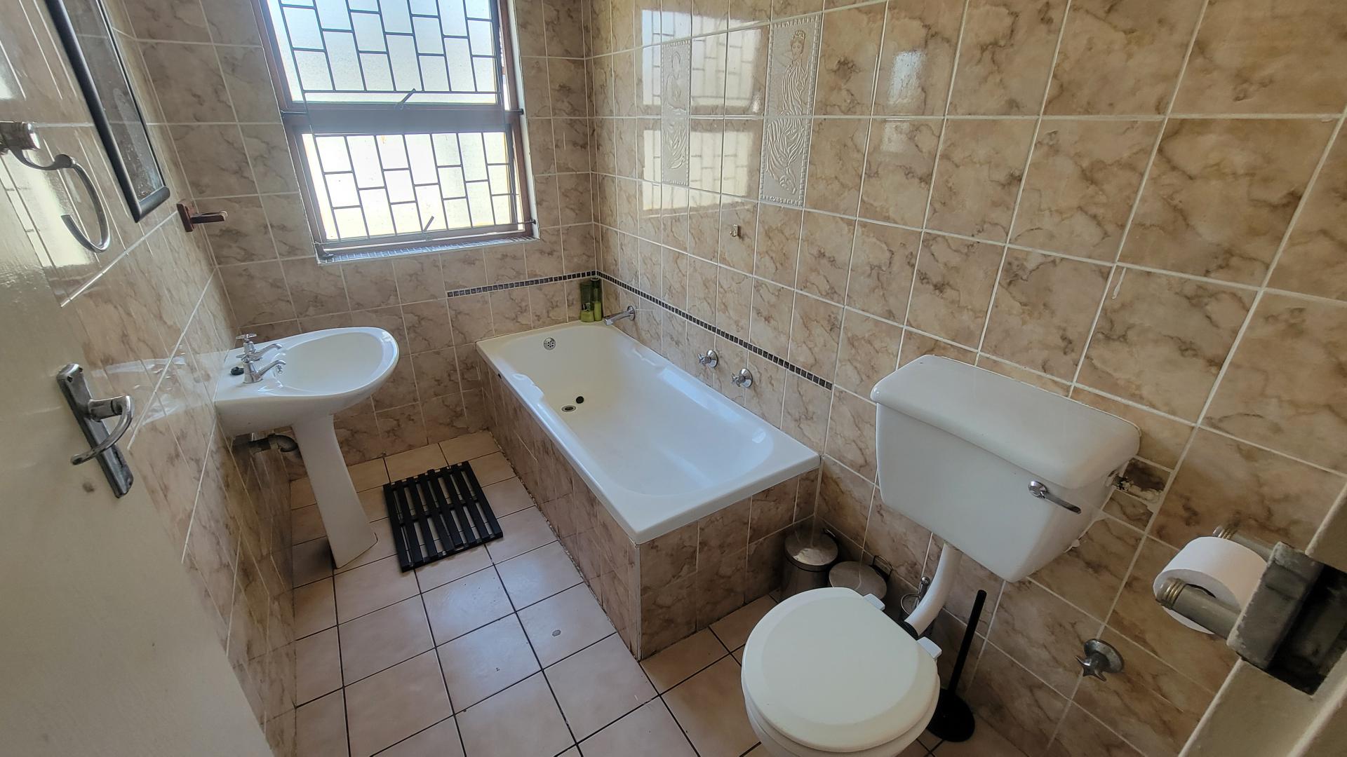 Bathroom 2 of property in Highbury
