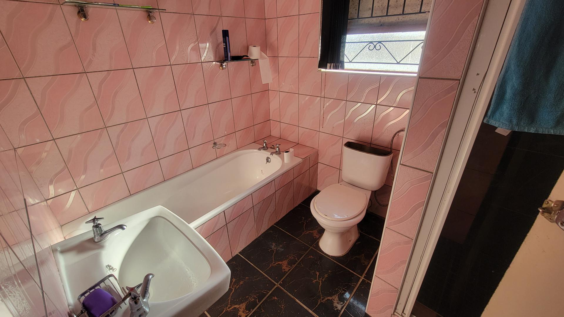 Bathroom 1 of property in Highbury