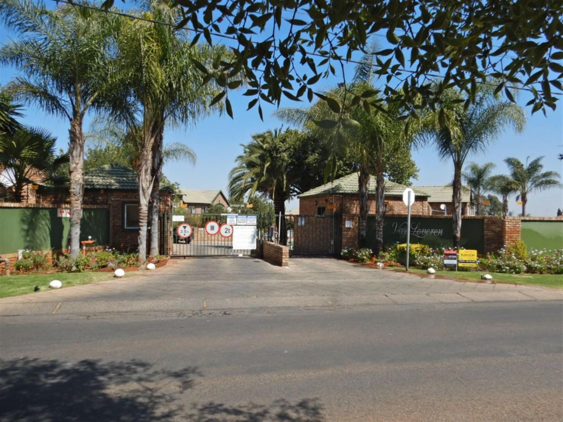 Front View of property in Die Hoewes