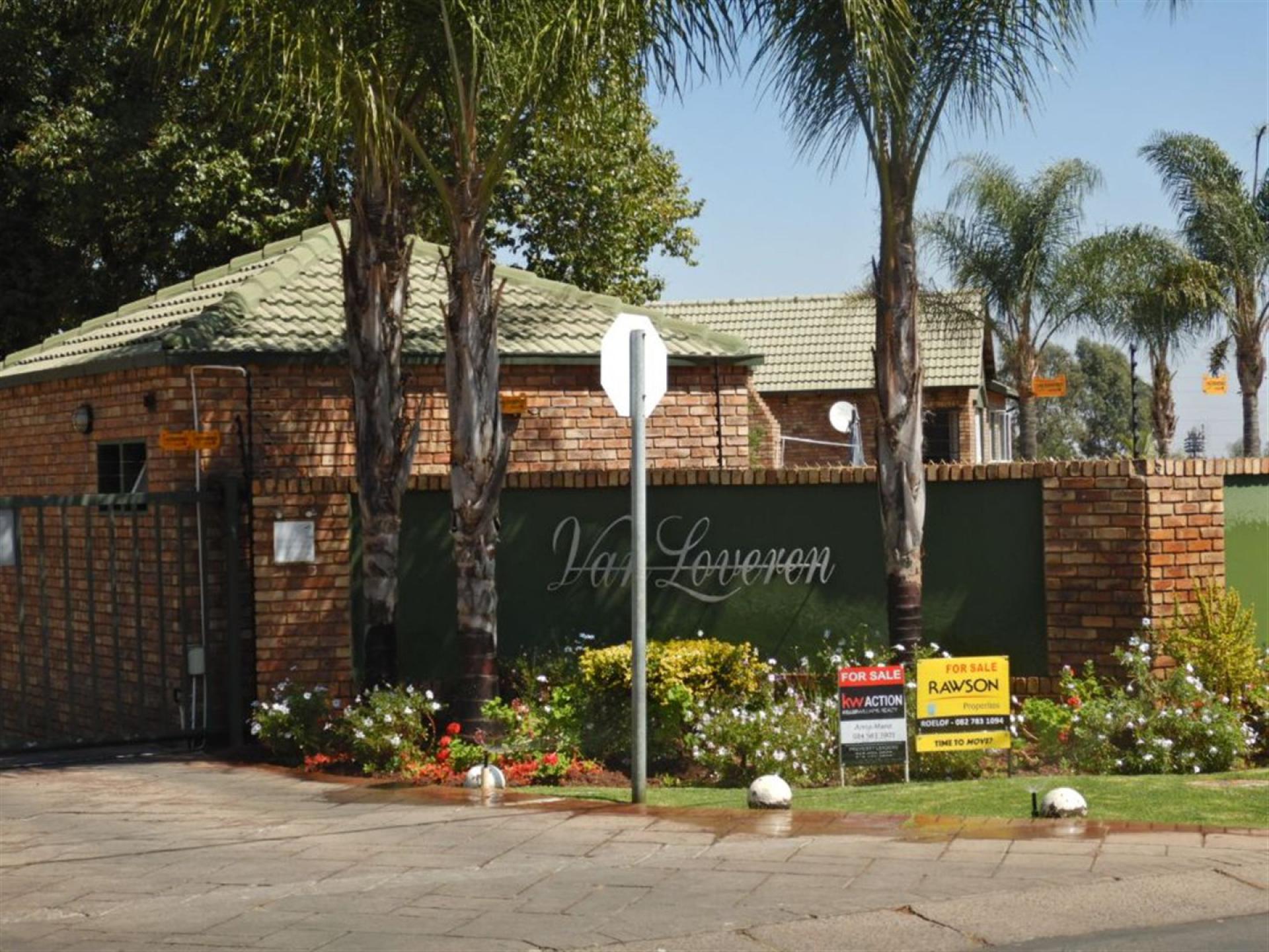 Front View of property in Die Hoewes