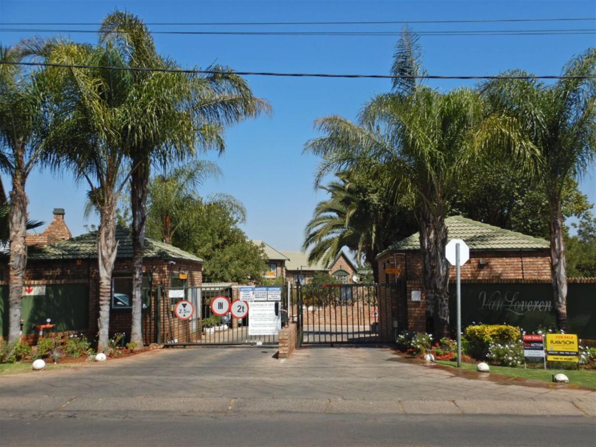 Front View of property in Die Hoewes