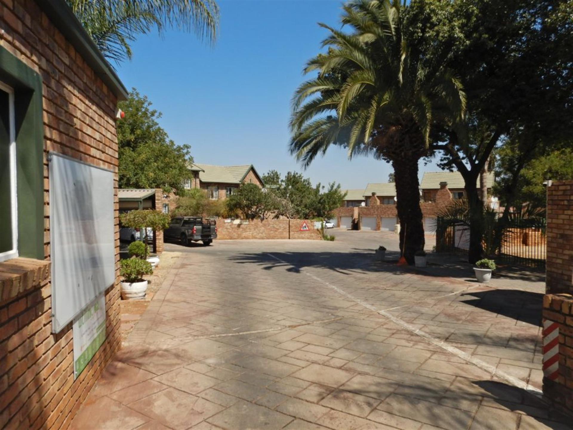 Front View of property in Die Hoewes