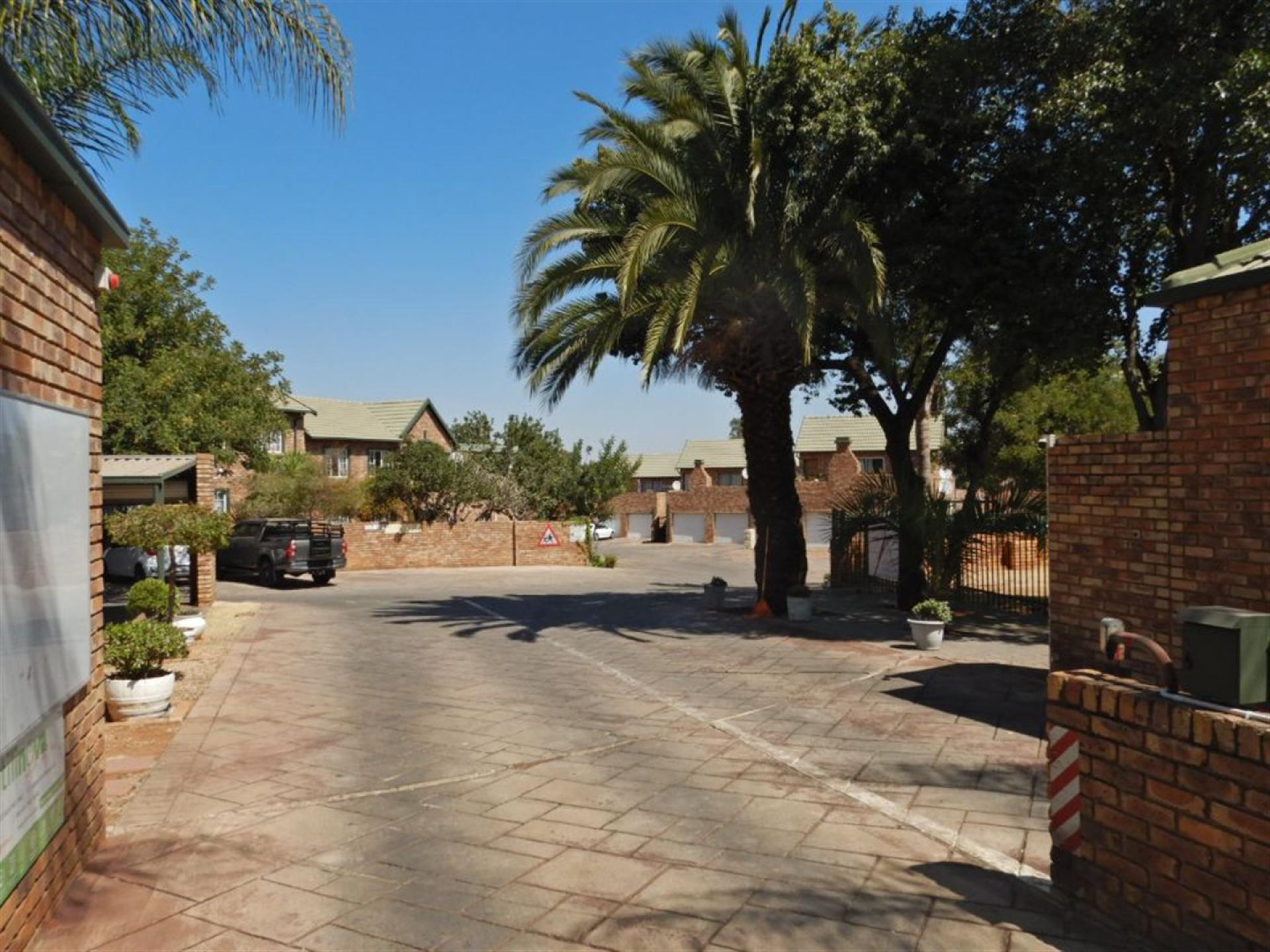 Front View of property in Die Hoewes