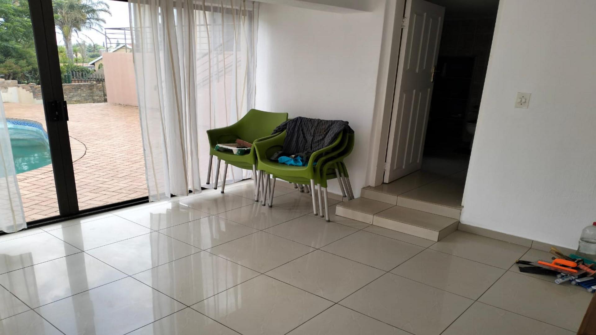 Patio of property in Horison