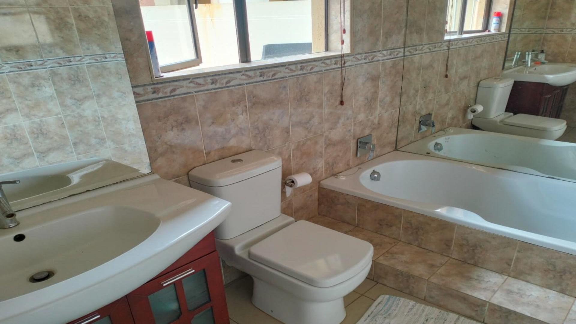 Bathroom 2 of property in Horison