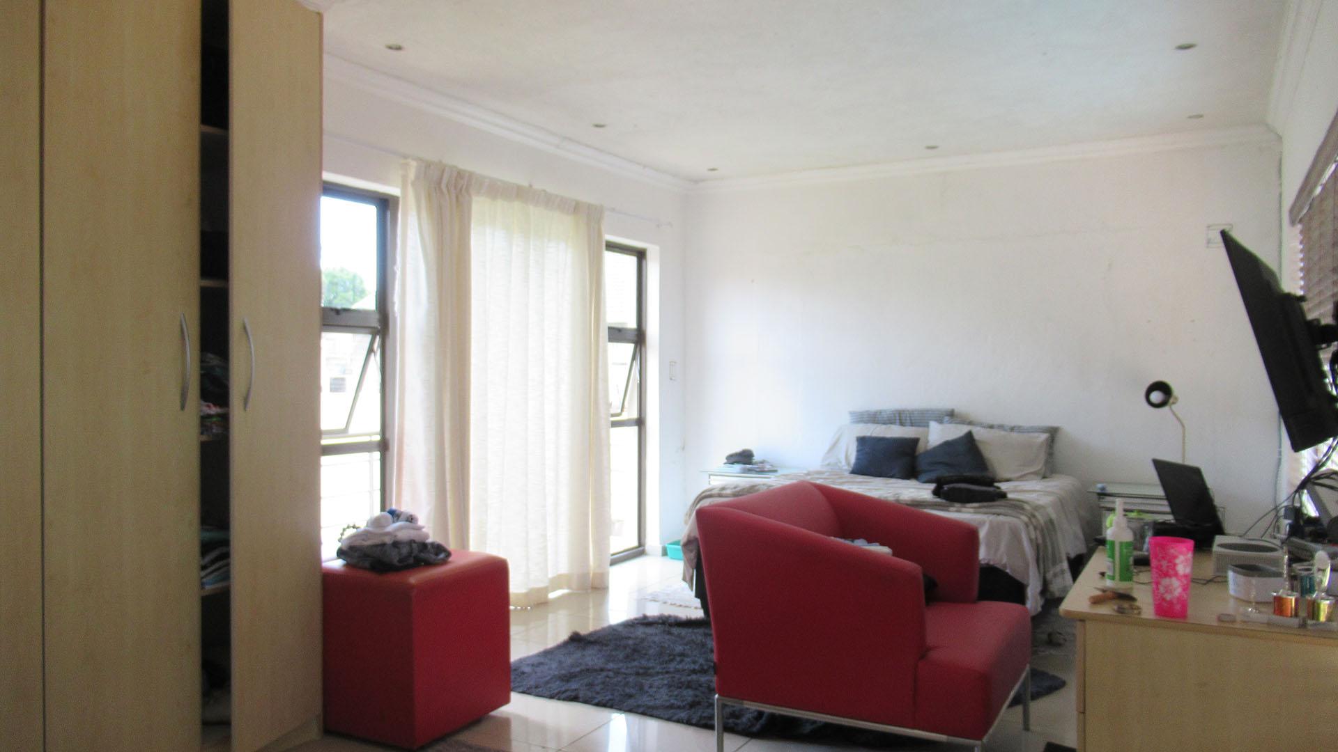 Bed Room 1 - 25 square meters of property in Horison