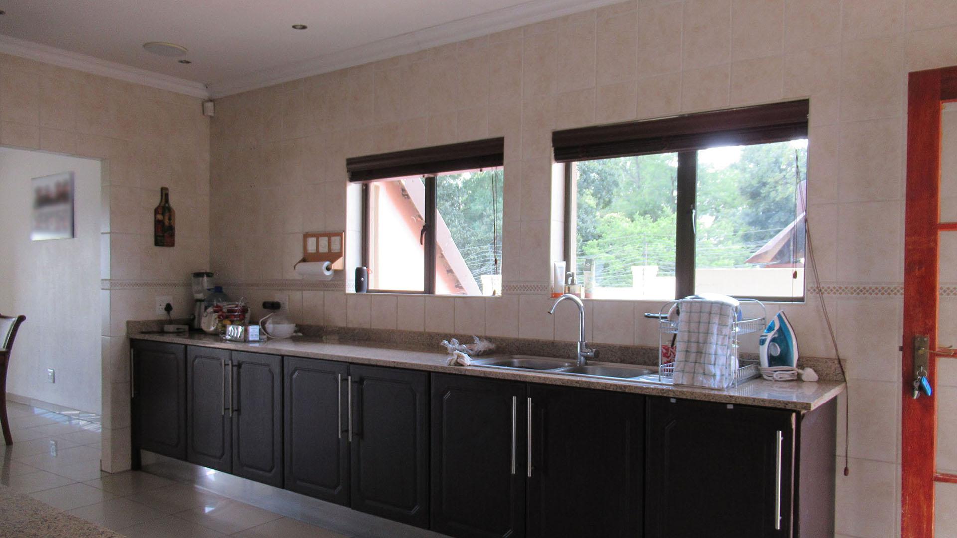 Kitchen - 14 square meters of property in Horison