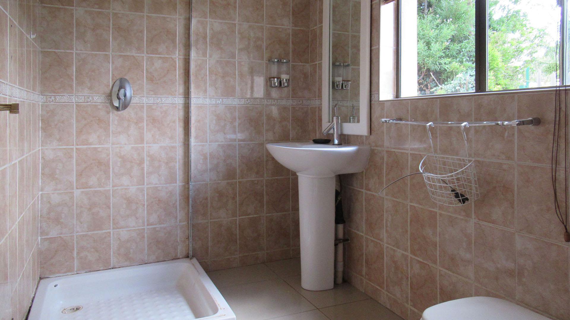 Bathroom 2 - 5 square meters of property in Horison