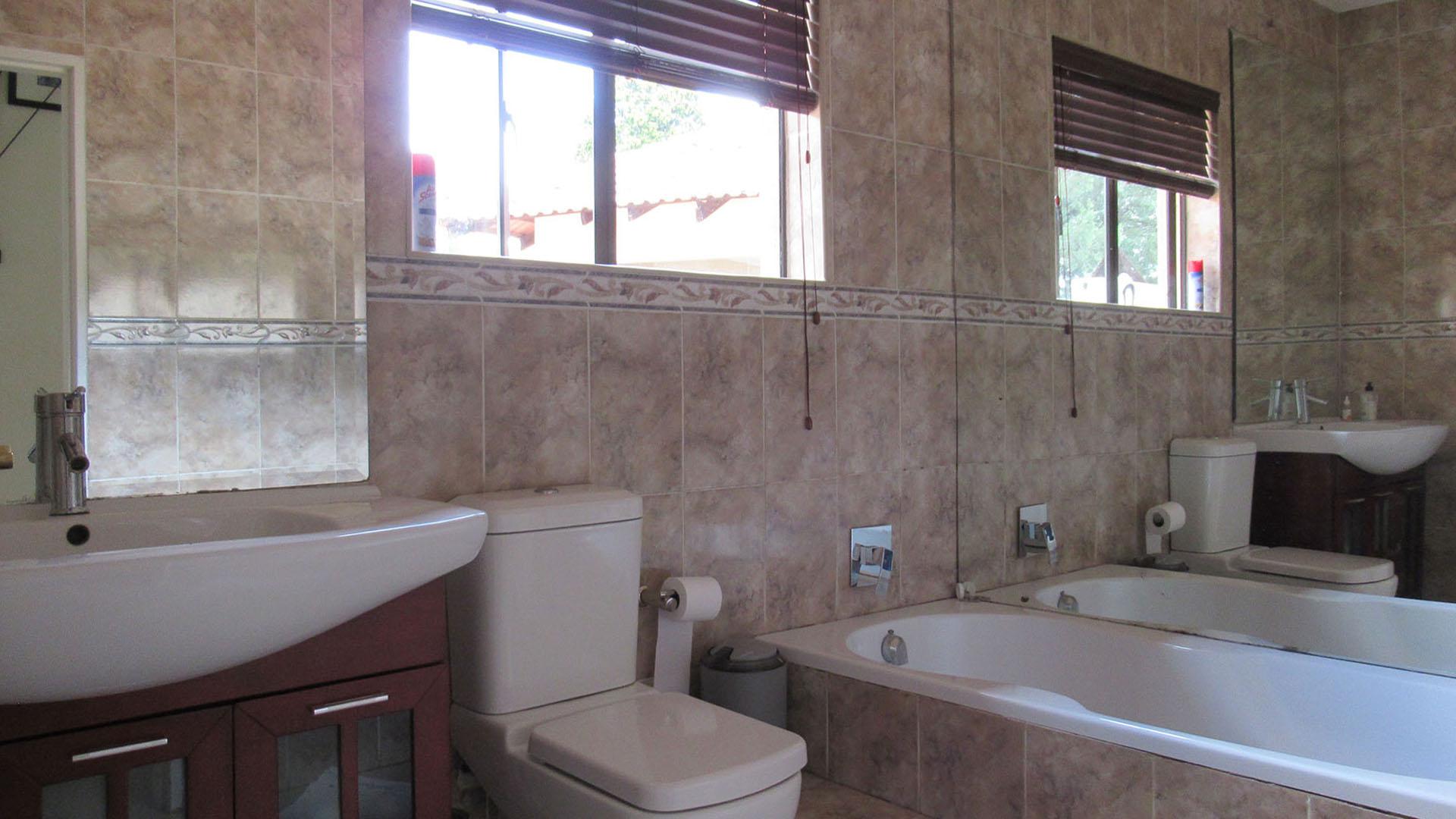 Bathroom 1 - 6 square meters of property in Horison