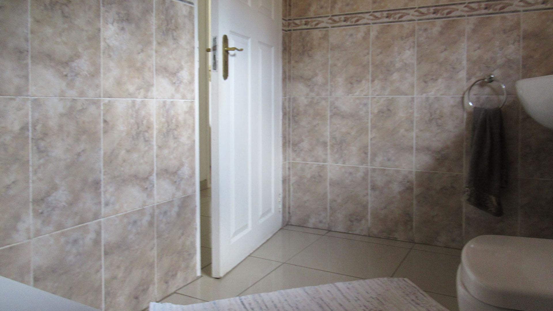 Bathroom 1 - 6 square meters of property in Horison