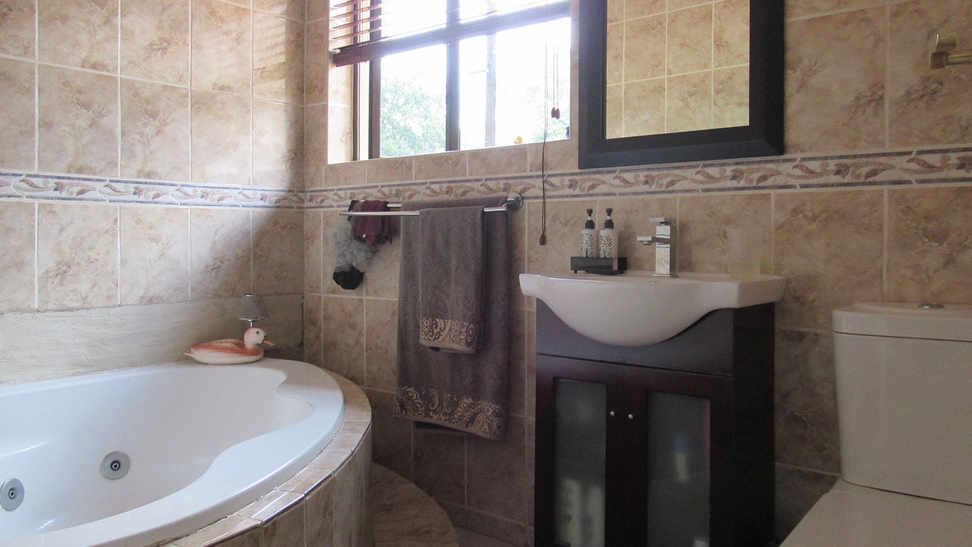 Main Bathroom - 5 square meters of property in Horison