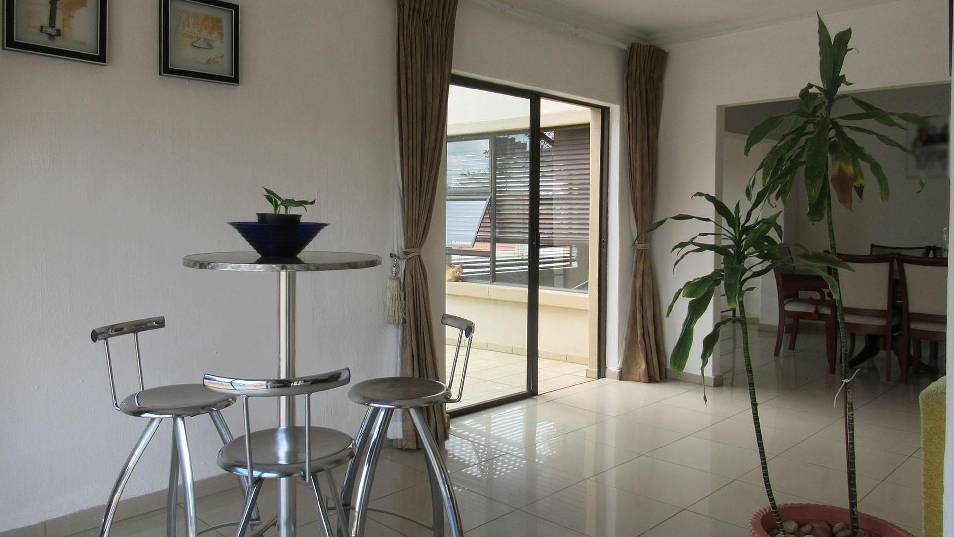 Lounges - 89 square meters of property in Horison