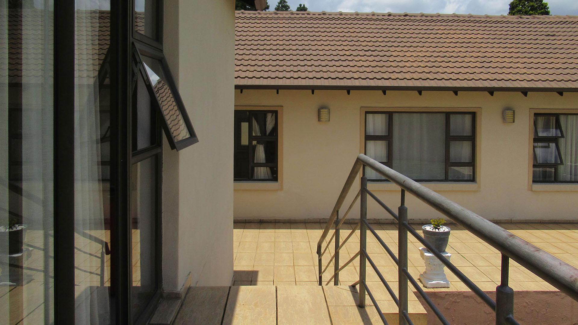 Front View of property in Horison