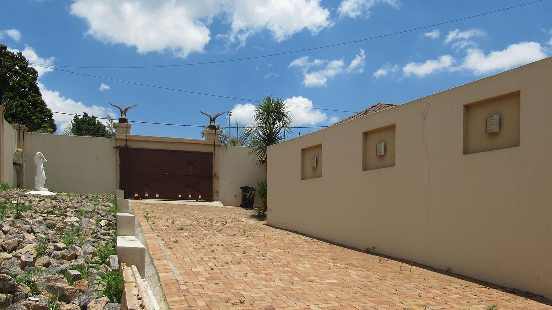 Front View of property in Horison