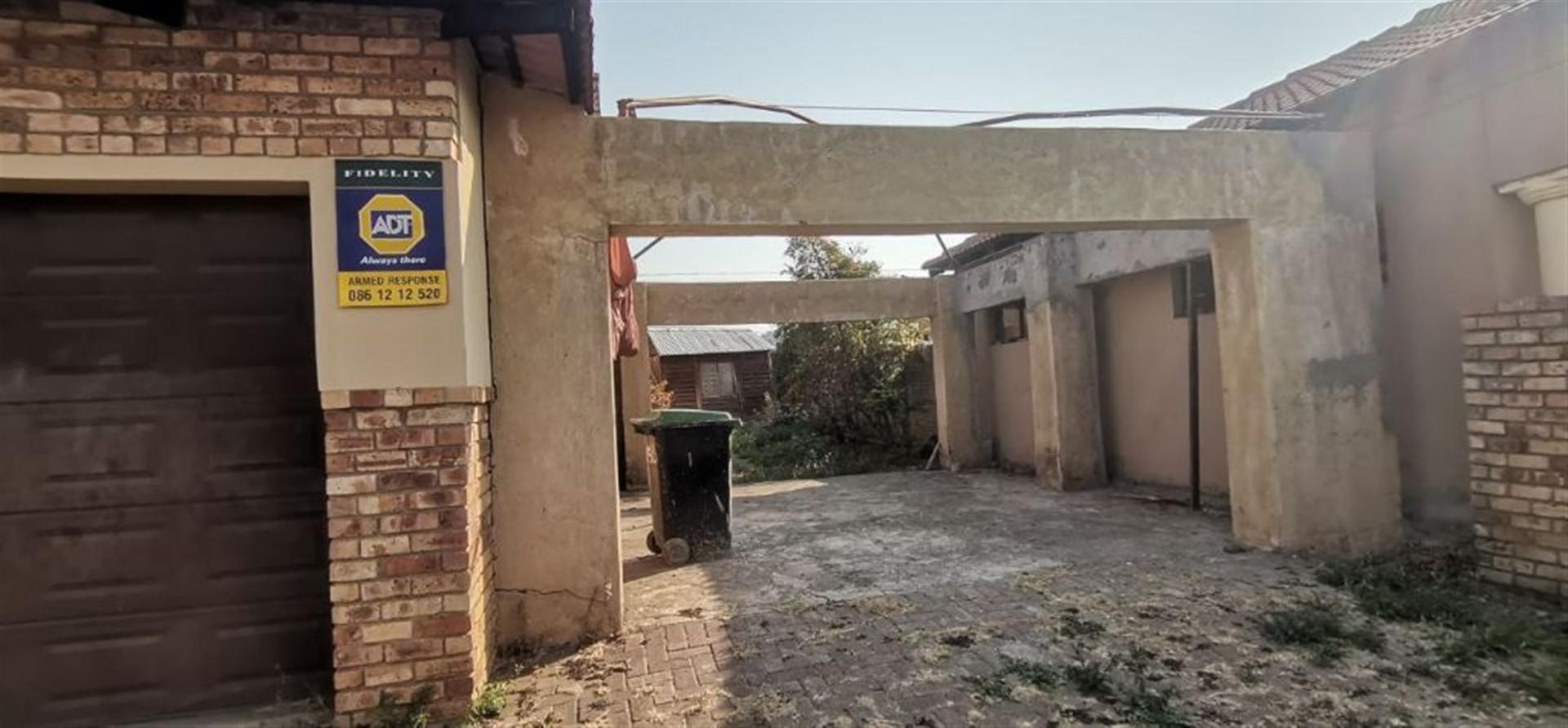 Front View of property in Waterval East