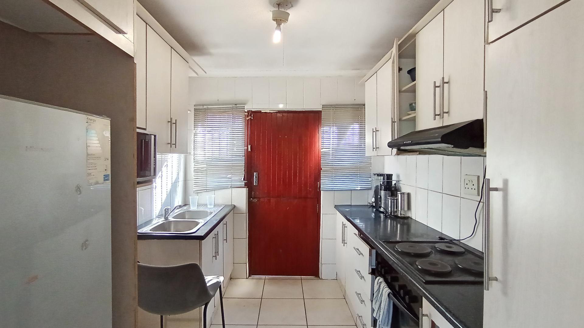 Kitchen - 8 square meters of property in Earlsfield
